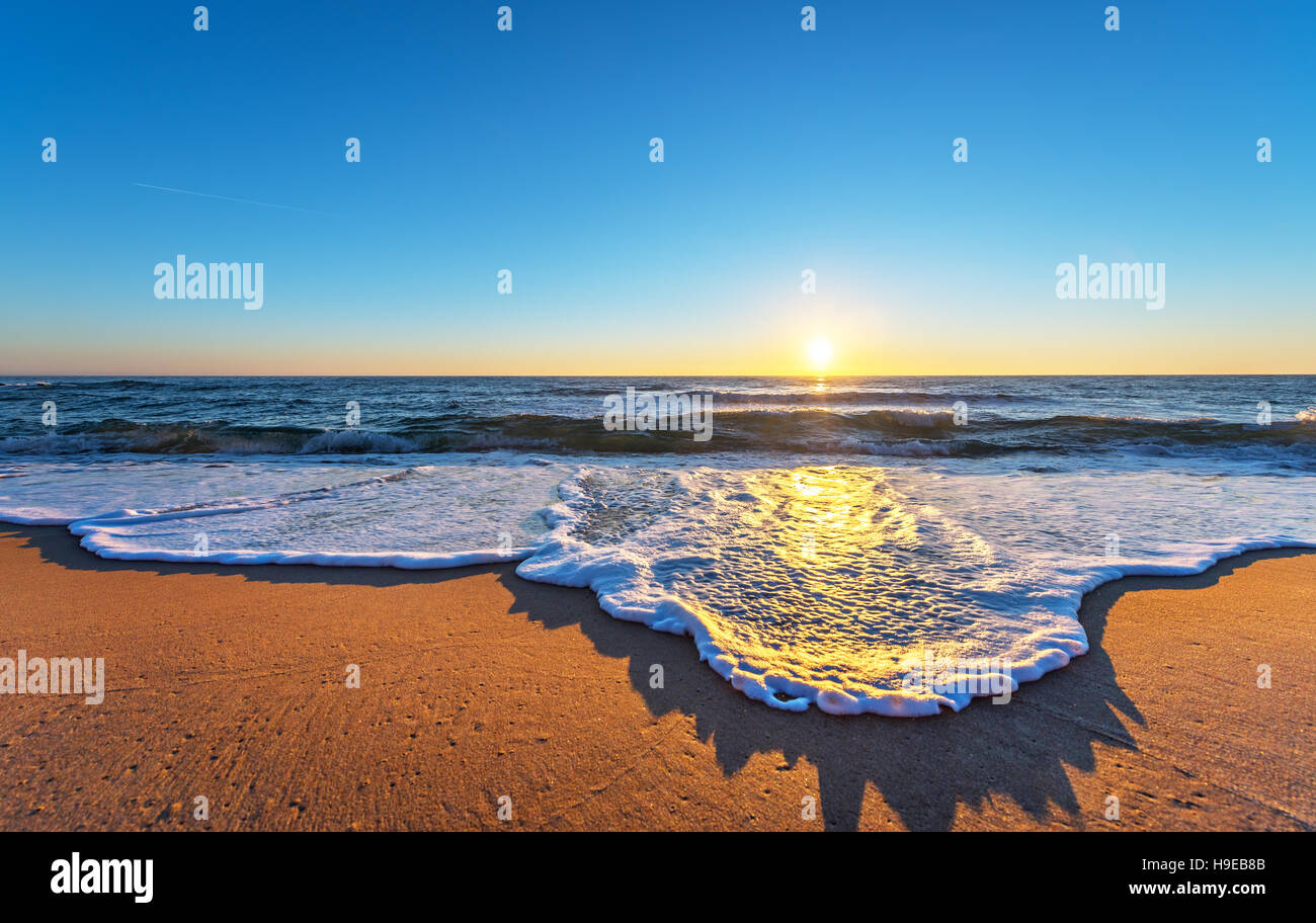 Am frühen Morgen, Sonnenaufgang über dem Meer. Stockfoto