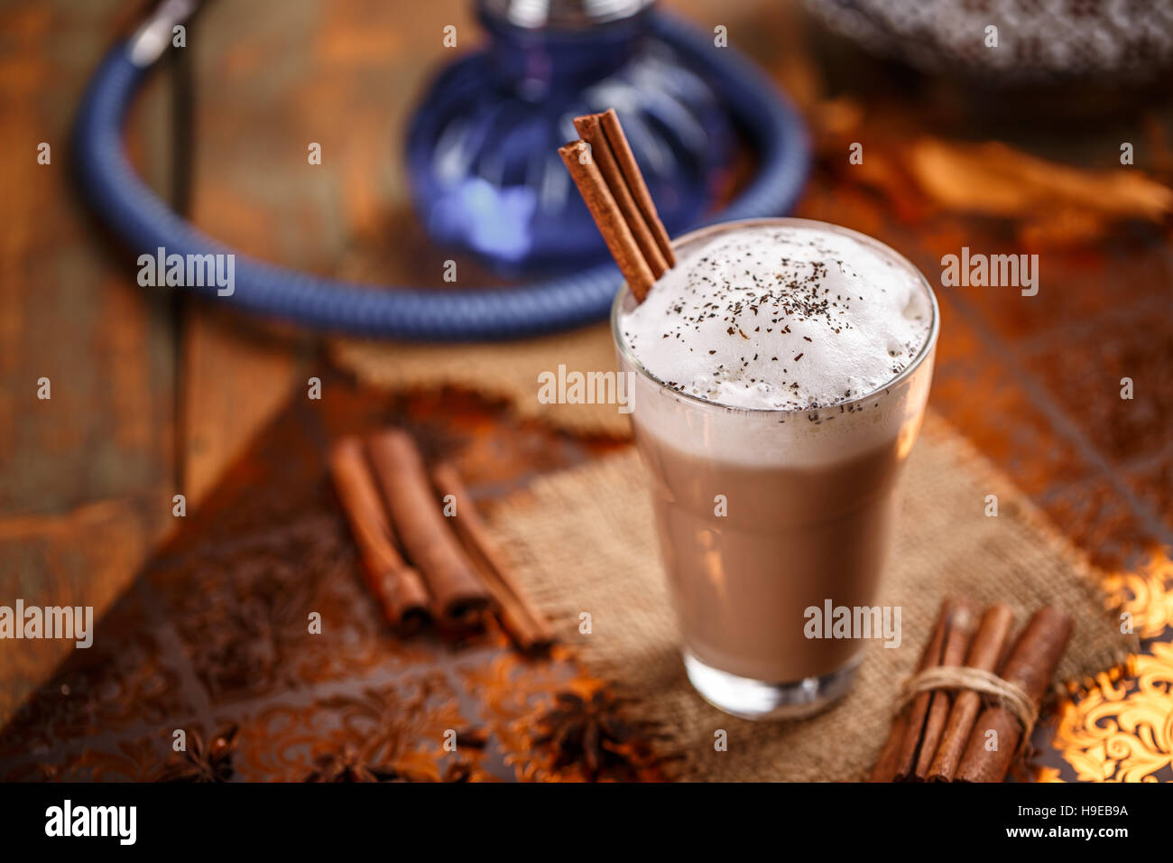 Traditionelle Chai Tee mit Milch und Gewürzen Stockfoto