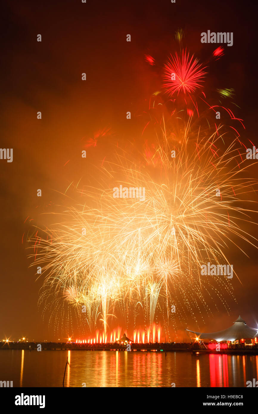 Spektakuläre Feuerwerk in einer Neujahrsfeier am Lagunenstrand, Ancol, Nord-Jakarta, Indonesien statt. Stockfoto