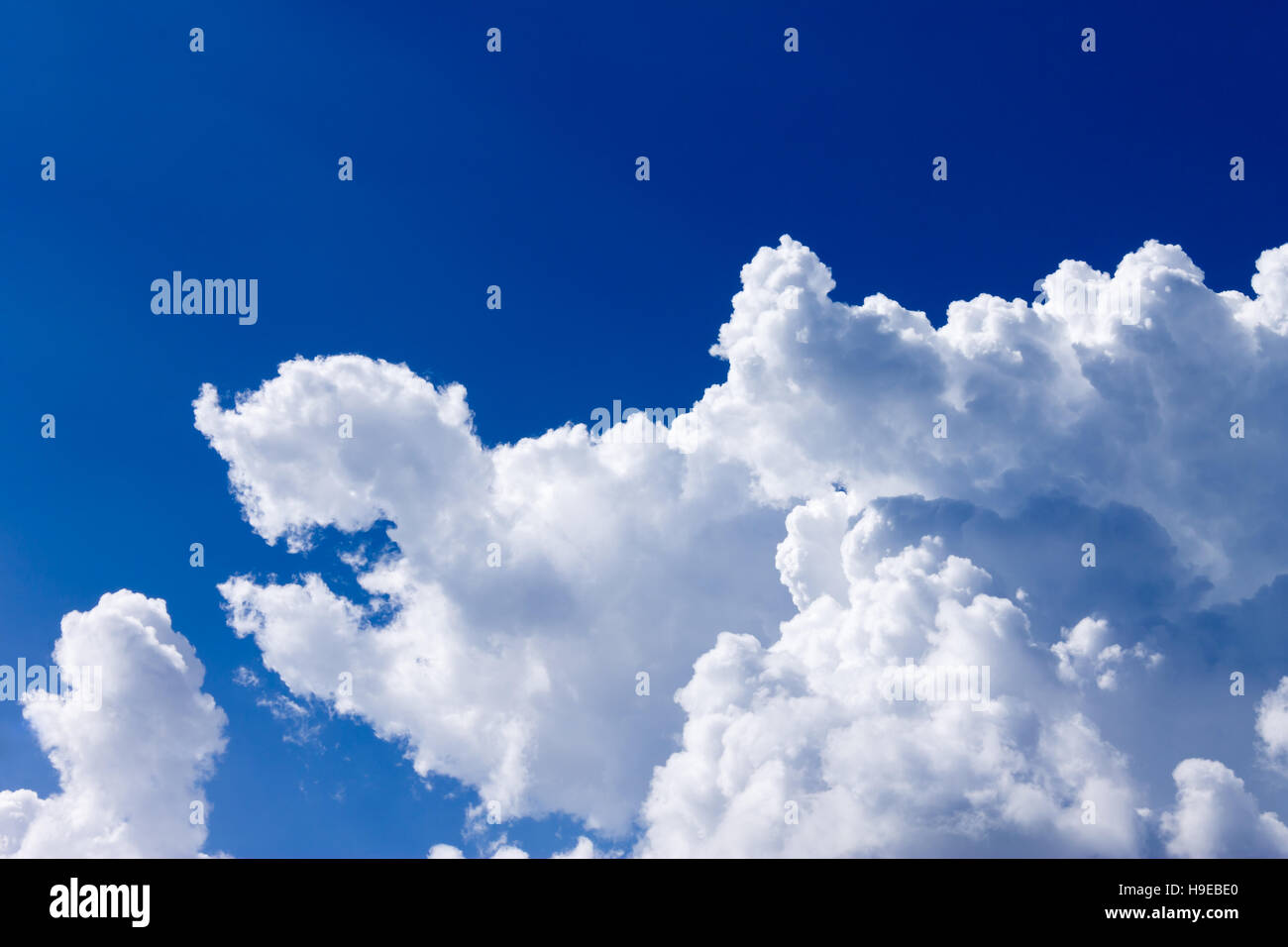 Weiße cremige Wolken mit schönen blauen Himmelshintergrund. Stockfoto