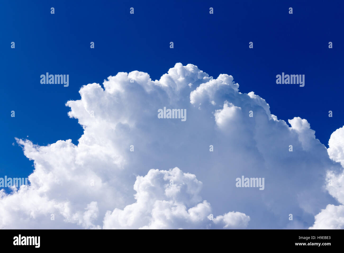 Weiße cremige Wolken mit schönen blauen Himmelshintergrund. Stockfoto