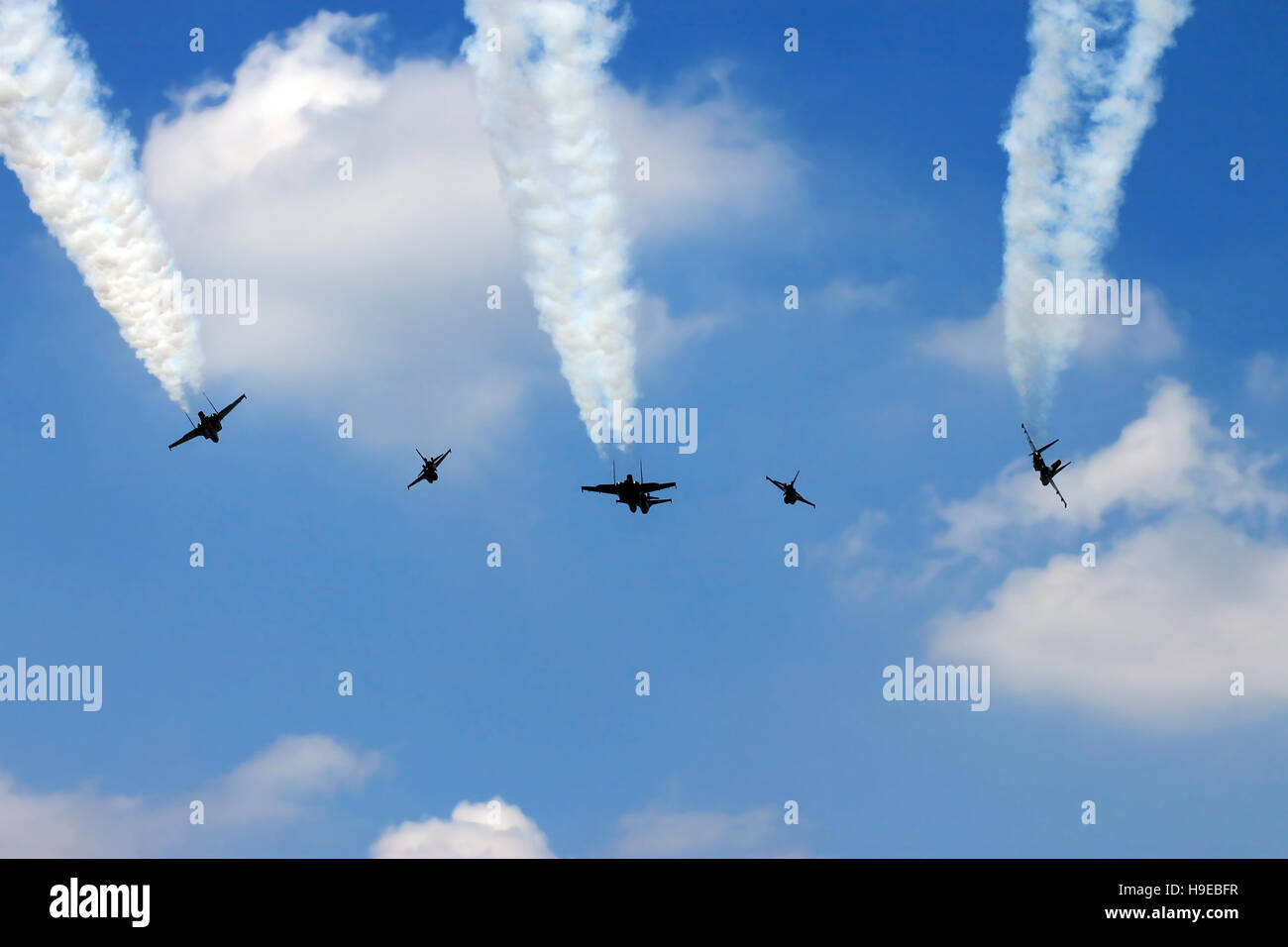 Flugpassbildung der indonesischen Luftstreitkräfte in geringer Höhe. Stockfoto