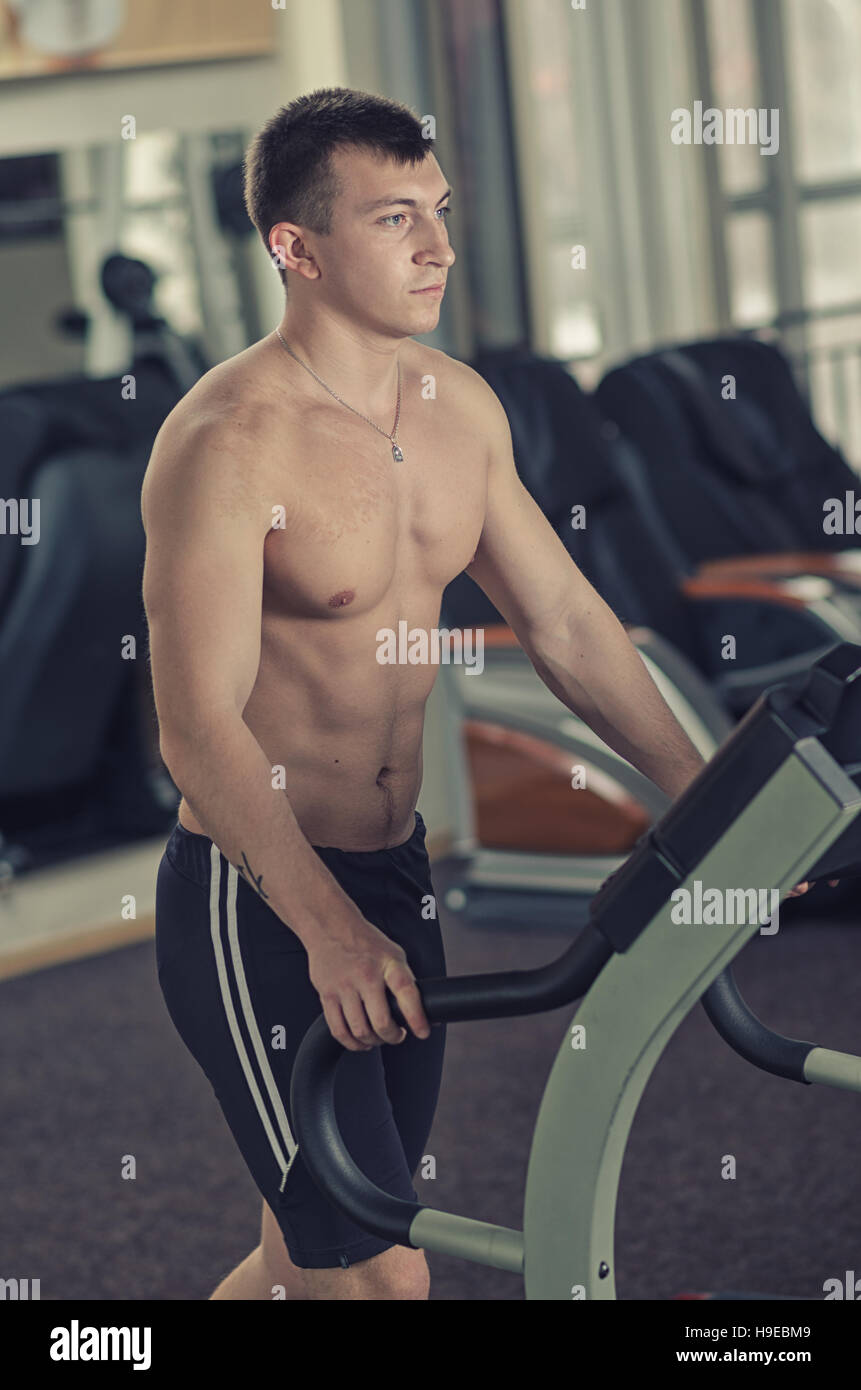 Junge Sportler in der Turnhalle Aufwärmen (laufen) auf einem Laufband. Belebende warm Stockfoto