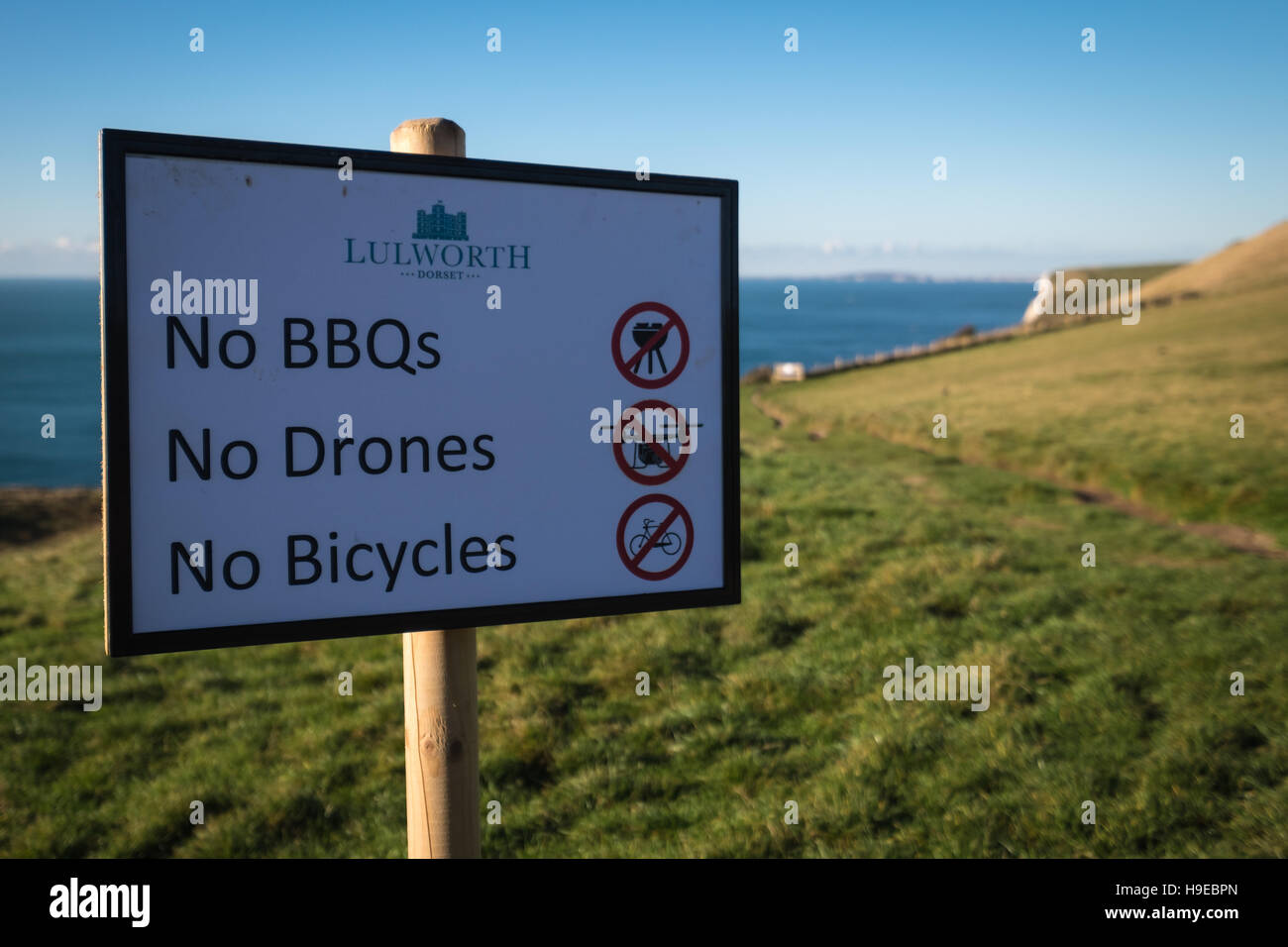 Ein Zeichen für die Besucher Durdle Door "Keine Grillen, keine Drohnen & No Fahrräder". Stockfoto
