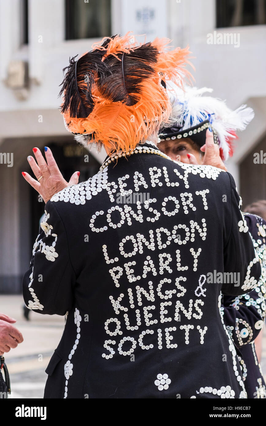 2016 pearly Kings & Königinnen Erntedankfest Parade, London, England, Großbritannien Stockfoto