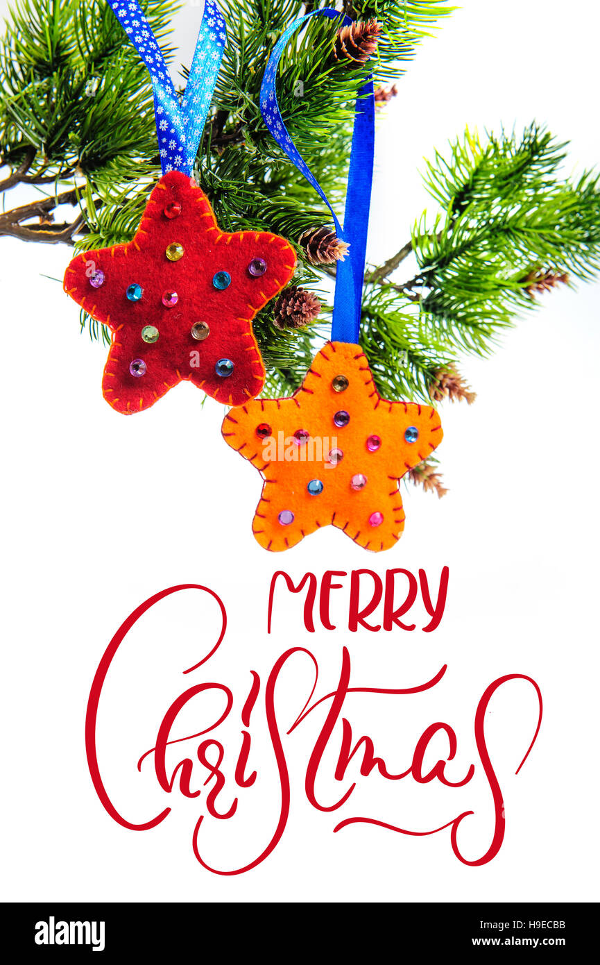 abstrakte Hintergrunddekoration Sterne und Tannen hängen mit Text Frohe Weihnachten. Kalligraphie-Schriftzug Stockfoto