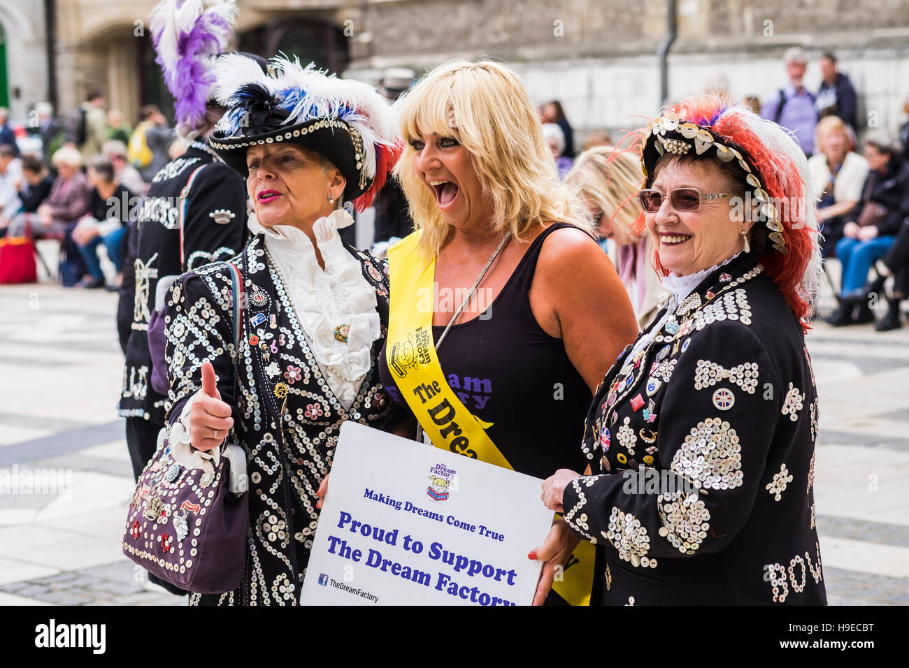 2016 pearly Kings & Königinnen Erntedankfest Parade, London, England, Großbritannien Stockfoto
