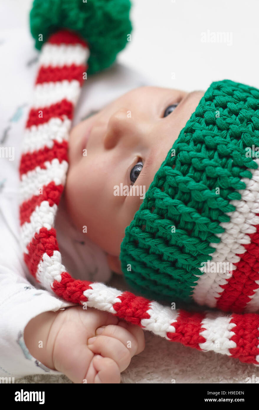 Neugeborenes Baby tragen eine gestrickte Weihnachtsmütze. Stockfoto