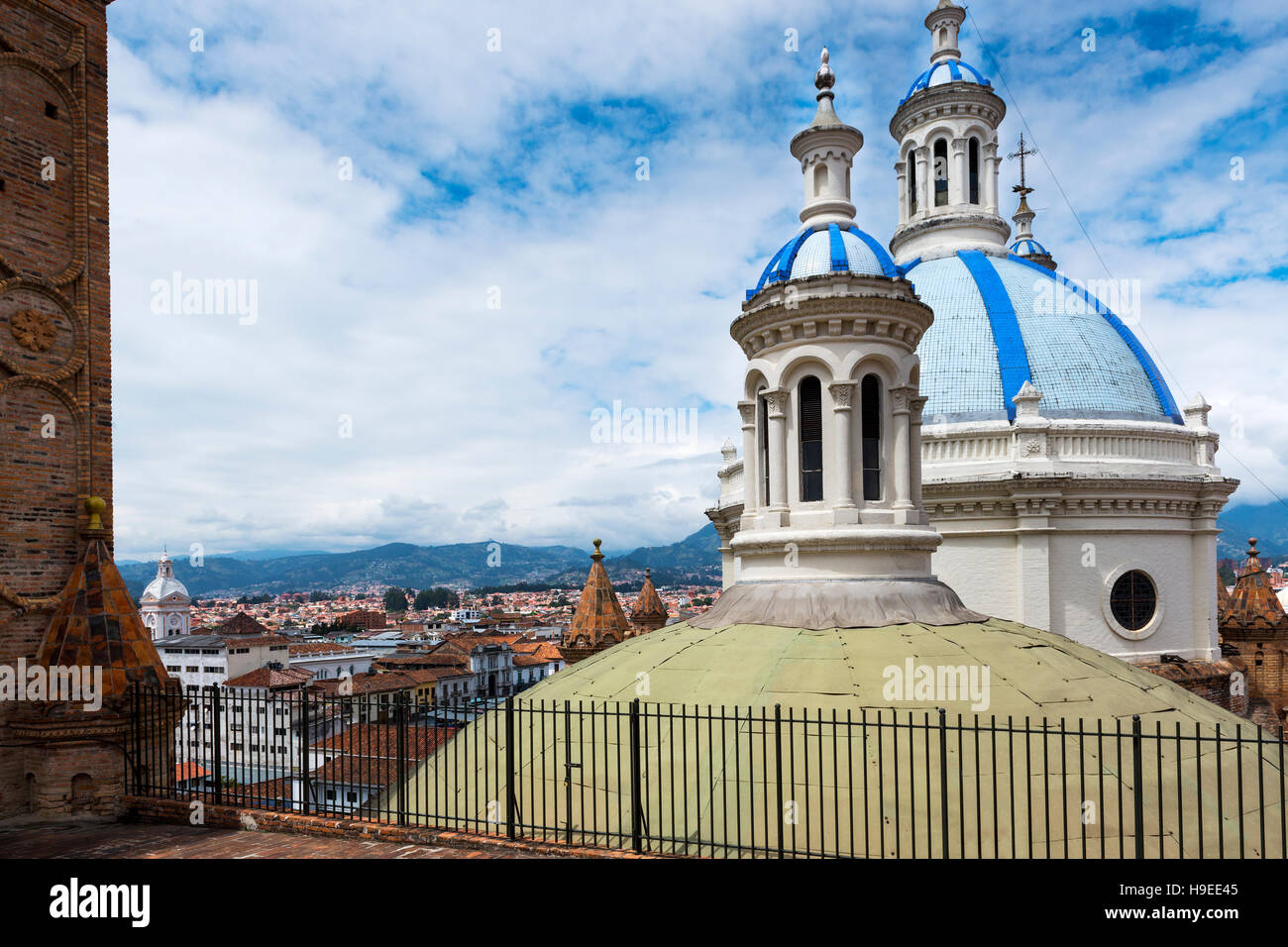 Detail der blauen Kuppeln der Kathedrale von Cuenca, Ecuador, Südamerika Stockfoto