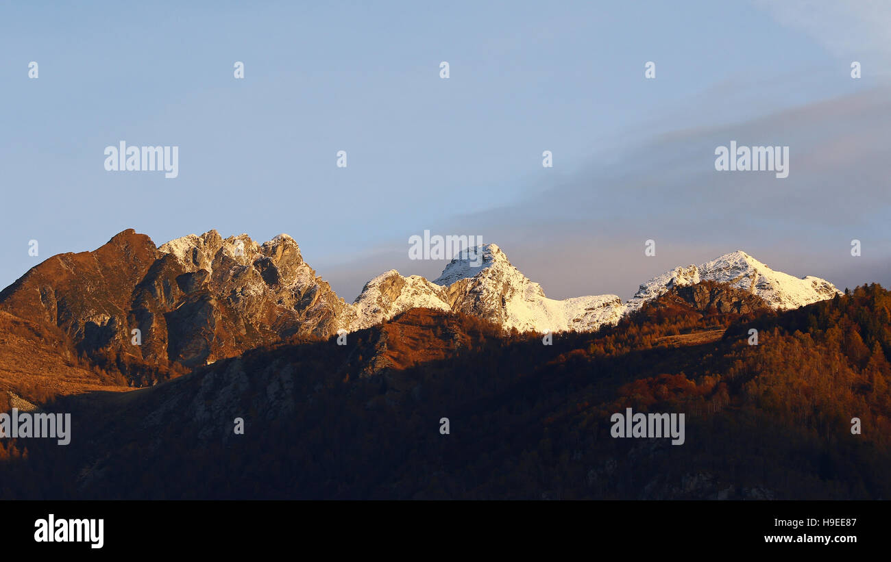 Berglandschaft mit Wald im Herbst und frühen Schnee am Gipfel Stockfoto