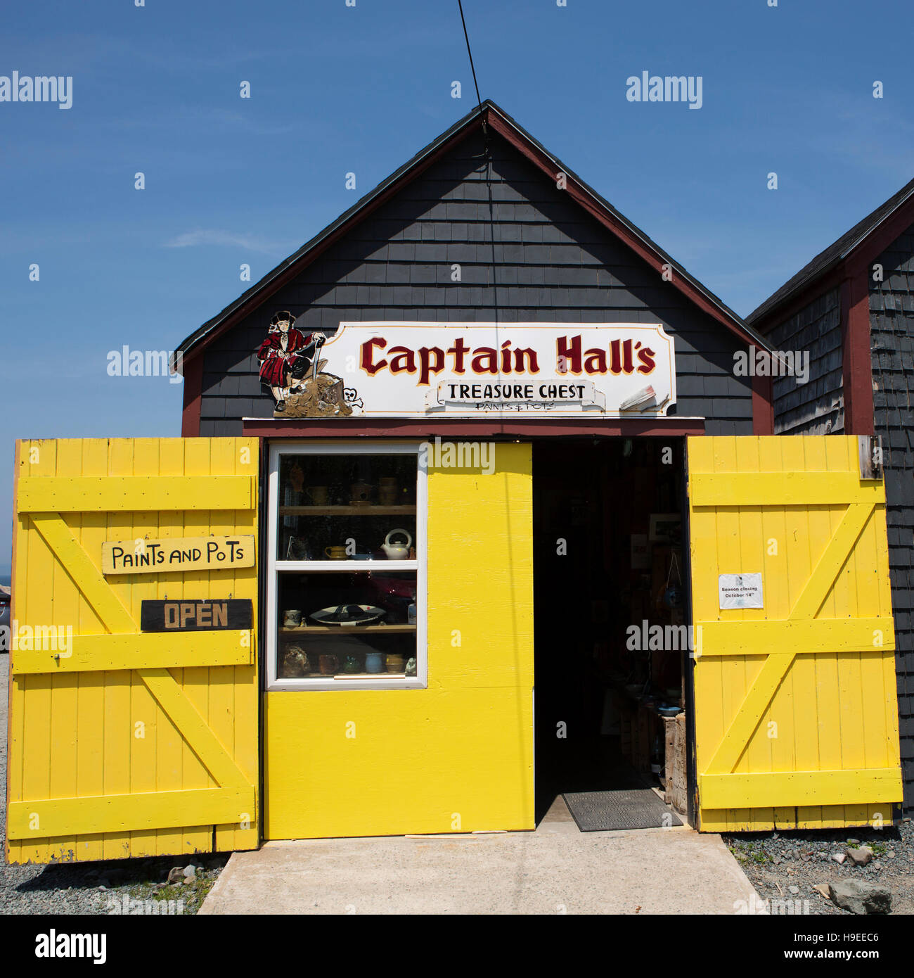 Kapitän Halls; Schatzkiste in Hallen Hafen Lobster Pound in Nova Scotia, Kanada. Die Hütte von der linken Seite ist ein gebrauchtes als Souvenir-shop. Stockfoto