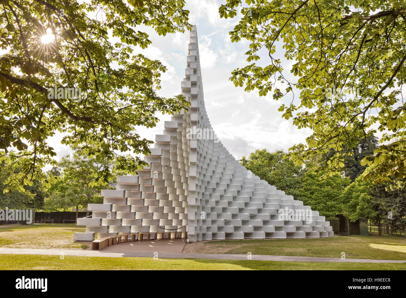 Juli 2016 - London, England: The Serpentine Gallery Pavilion, entworfen vom dänischen Architekten BIG (Bjarke Ingels Group) im Hyde Park am 28. Juli 2016 in Stockfoto
