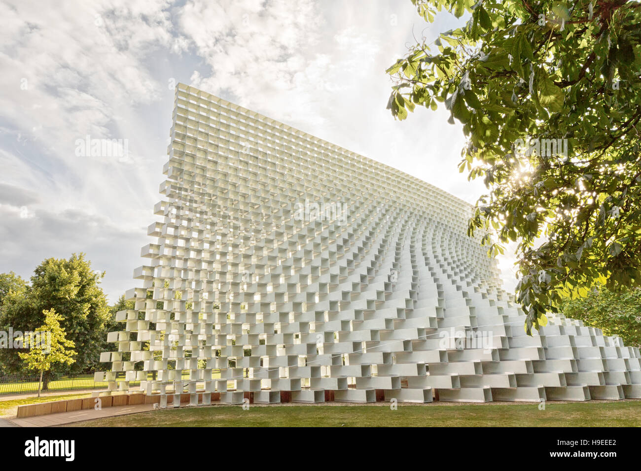 Juli 2016 - London, England: The Serpentine Gallery Pavilion, entworfen vom dänischen Architekten BIG (Bjarke Ingels Group) im Hyde Park am 28. Juli 2016 in Stockfoto