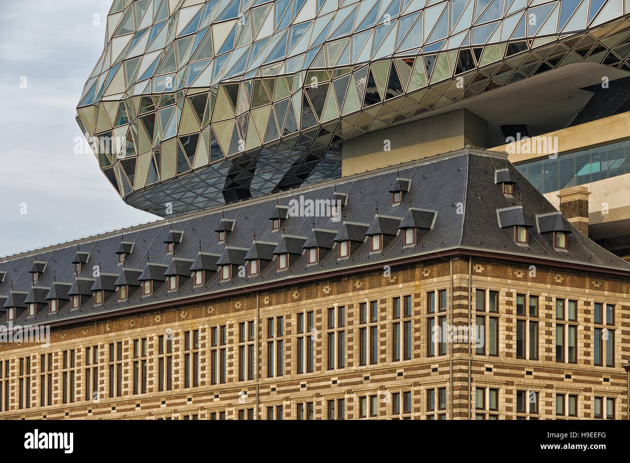 Antwerpen, Belgien - Oktober 2016: Der neue Hafen Haus in Antwerpen Repurposes, erneuert in eine neue Headaquarters für den Port, erstellt von Zaha Hadid, ihr Stockfoto