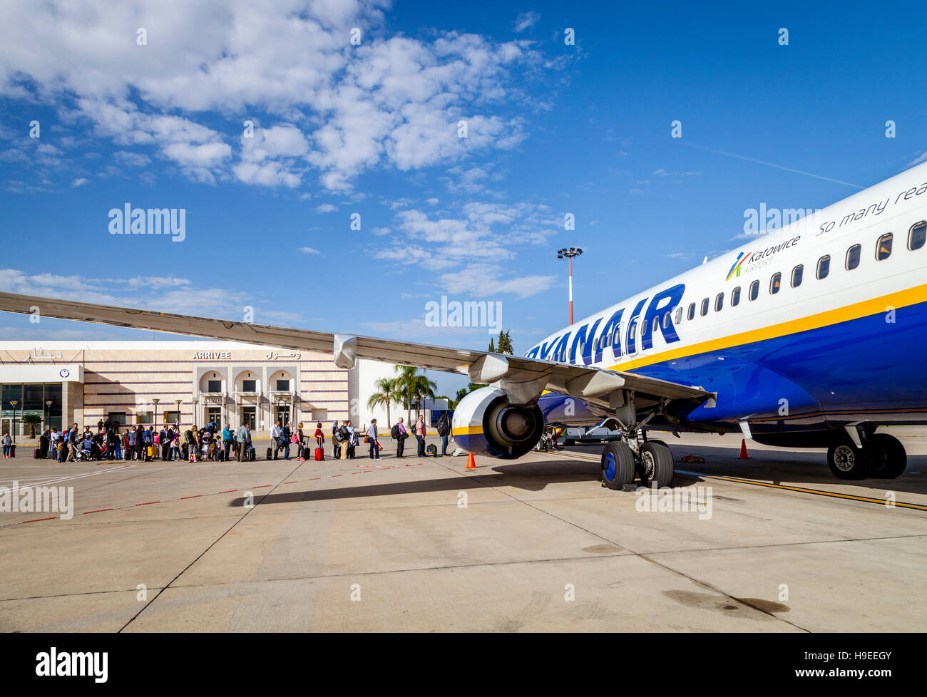 Fluggästen ein Ryan Air Flug am Flughafen von Fes, Fez, Marokko Stockfoto