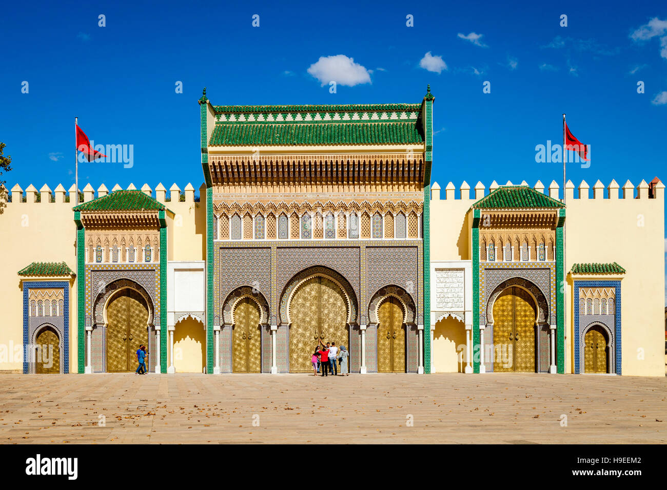 Marokkanische Touristen Outside The Royal Palace, (Dar el Makhzen) Fes, Marokko Stockfoto