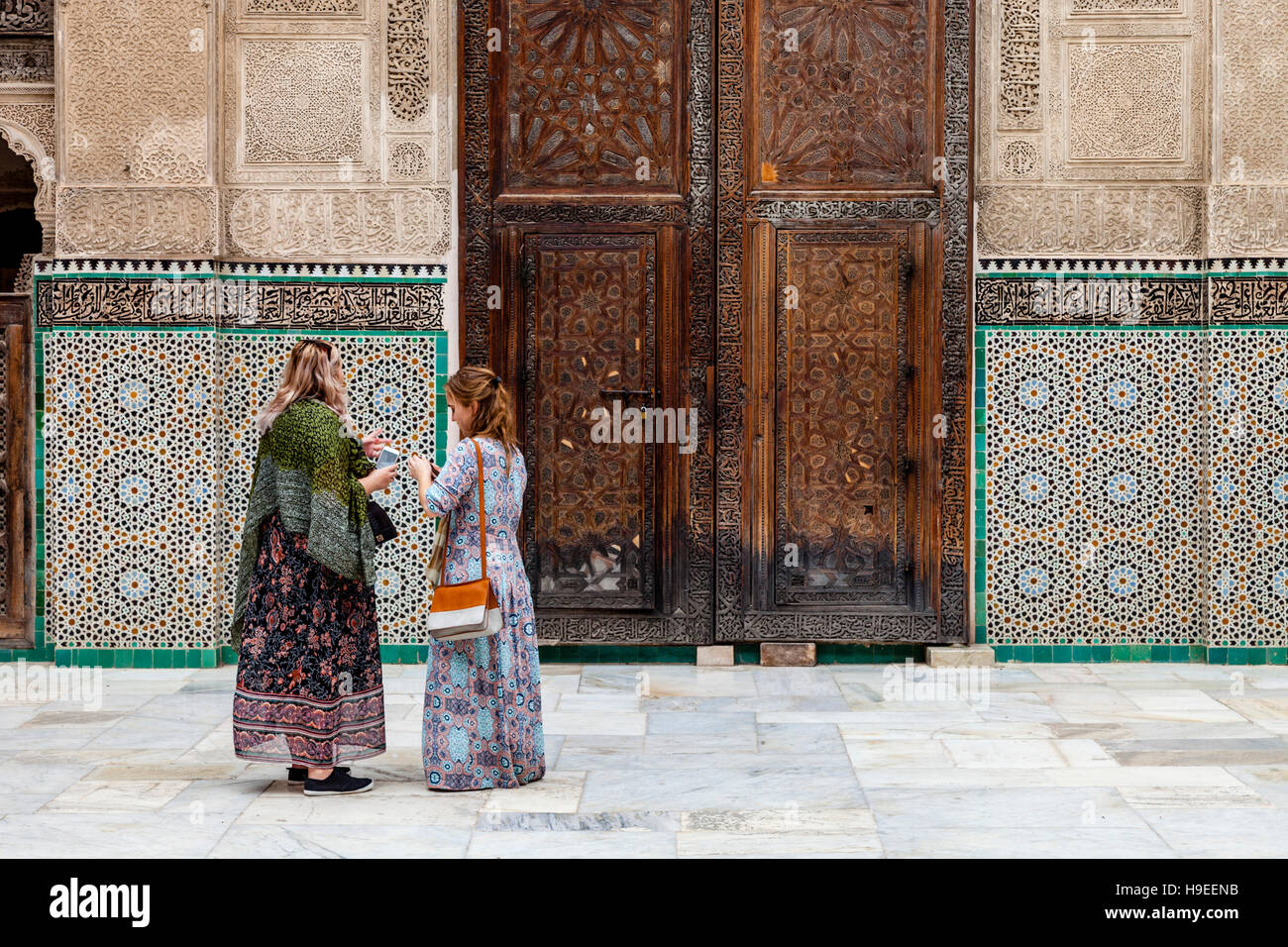 Zwei weibliche Touristen In der Medersa Bou Inania, Fes el Bali, Fes, Marokko Stockfoto
