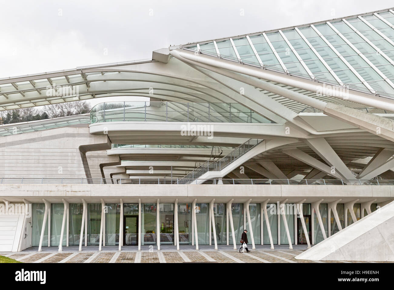 Lüttich, Belgien - Dezember 2014: Reisende zu Fuß vor dem Bahnhof Liège-Guillemins, von Santiago Calatrava entworfen. Stockfoto