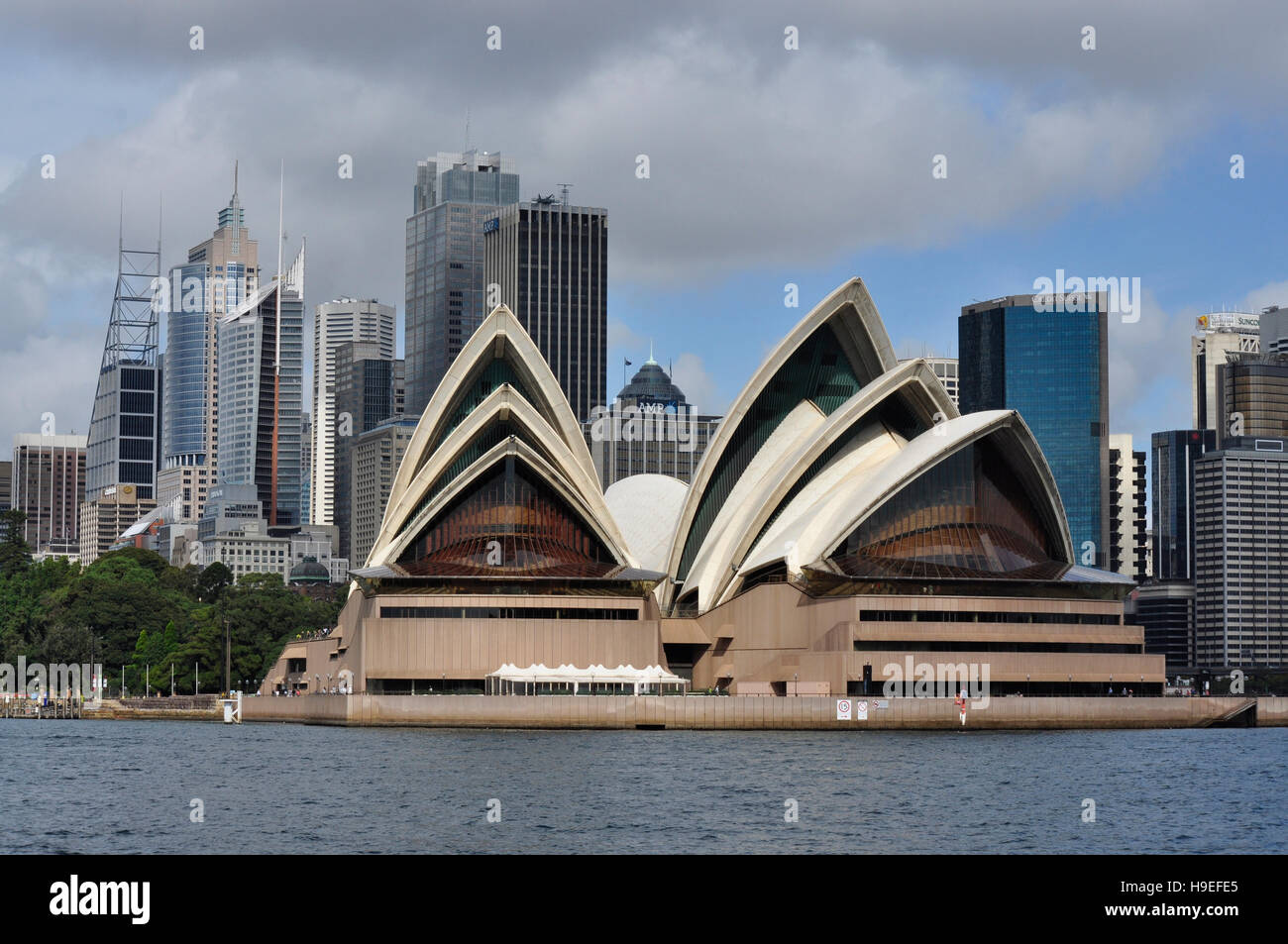 Sydney Opera House vor Sydney Stadtbild Stockfoto