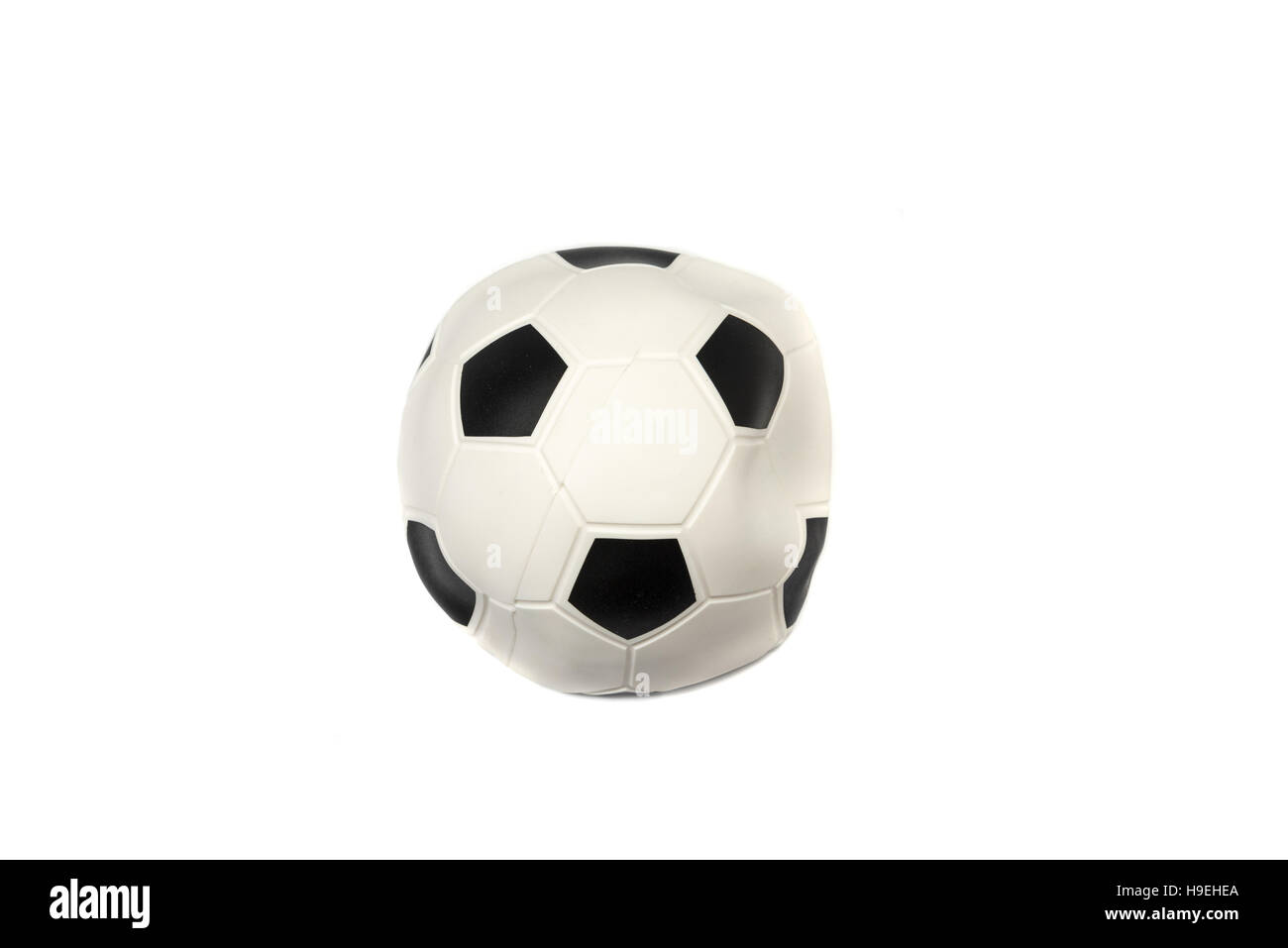 Neue deflationiert Fußball isoliert auf weißem Hintergrund Stockfoto