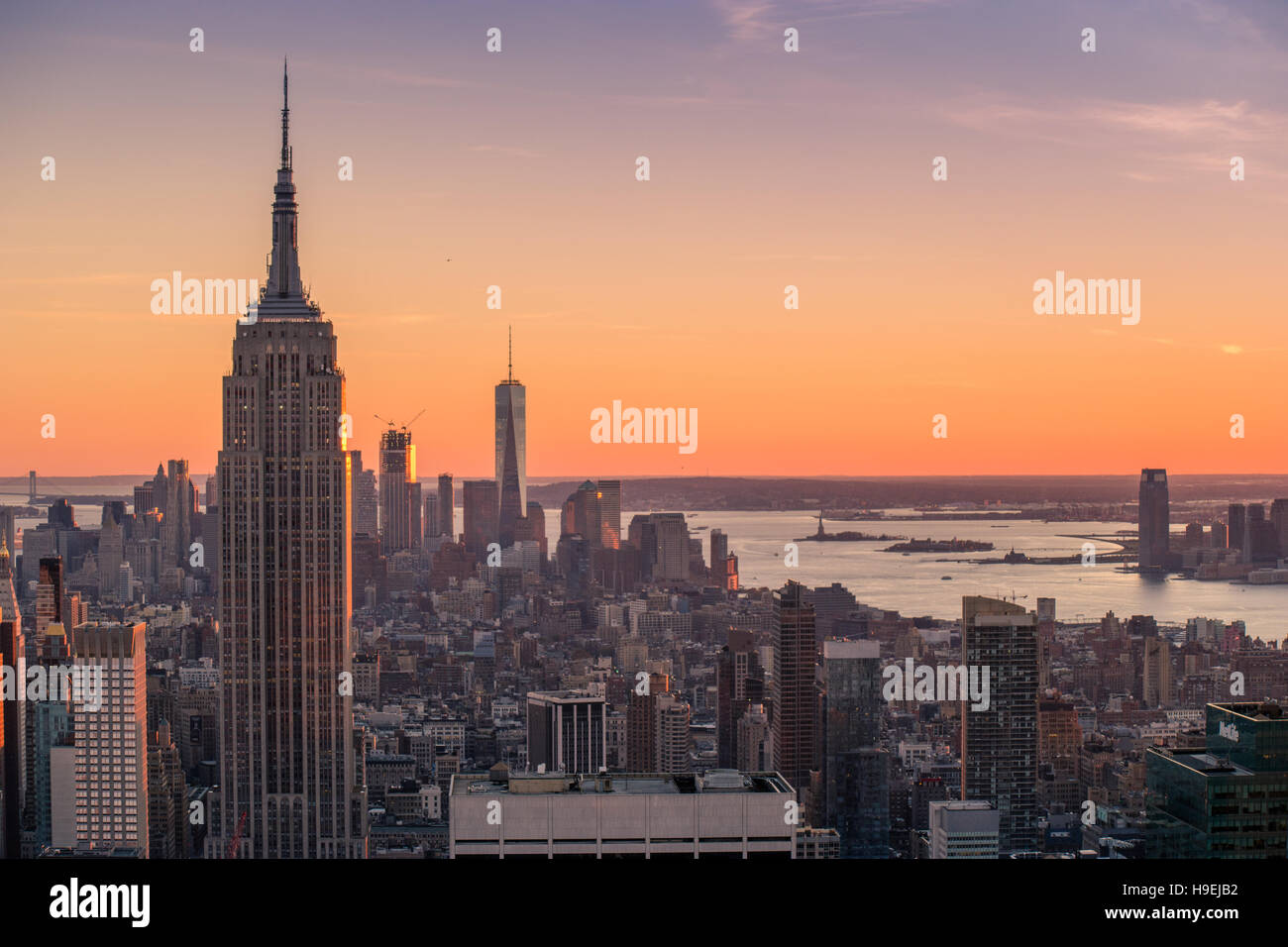 Skyline von New York City bei Sonnenuntergang Stockfoto