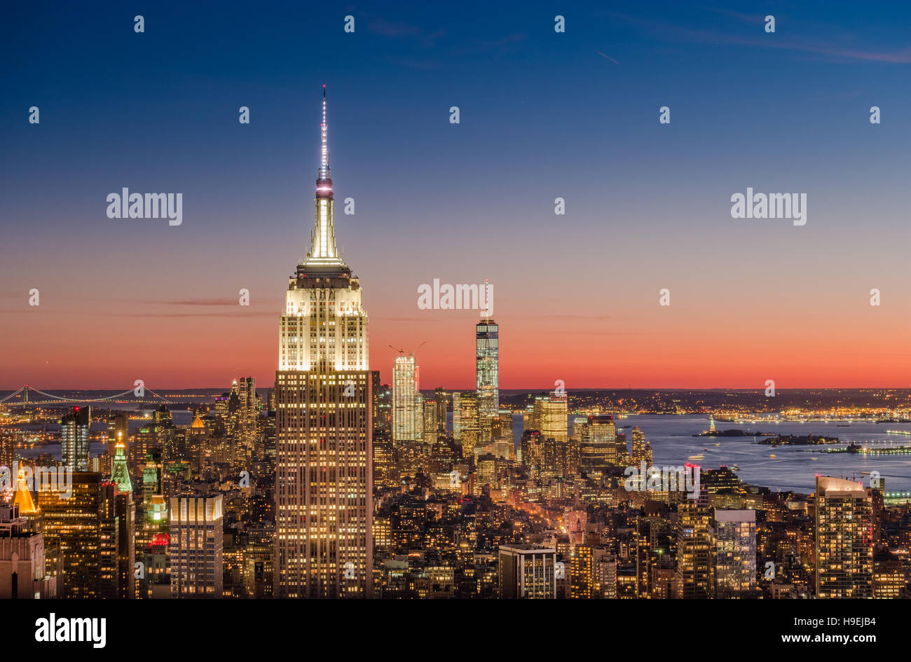 New York City Skyline bei Nacht Stockfoto