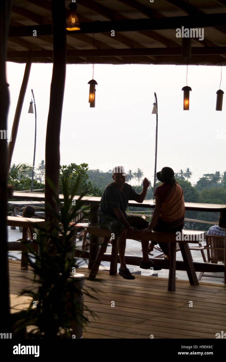Touristen genießen die Aussicht an der Veranda Natural Resort in Kep. Stockfoto