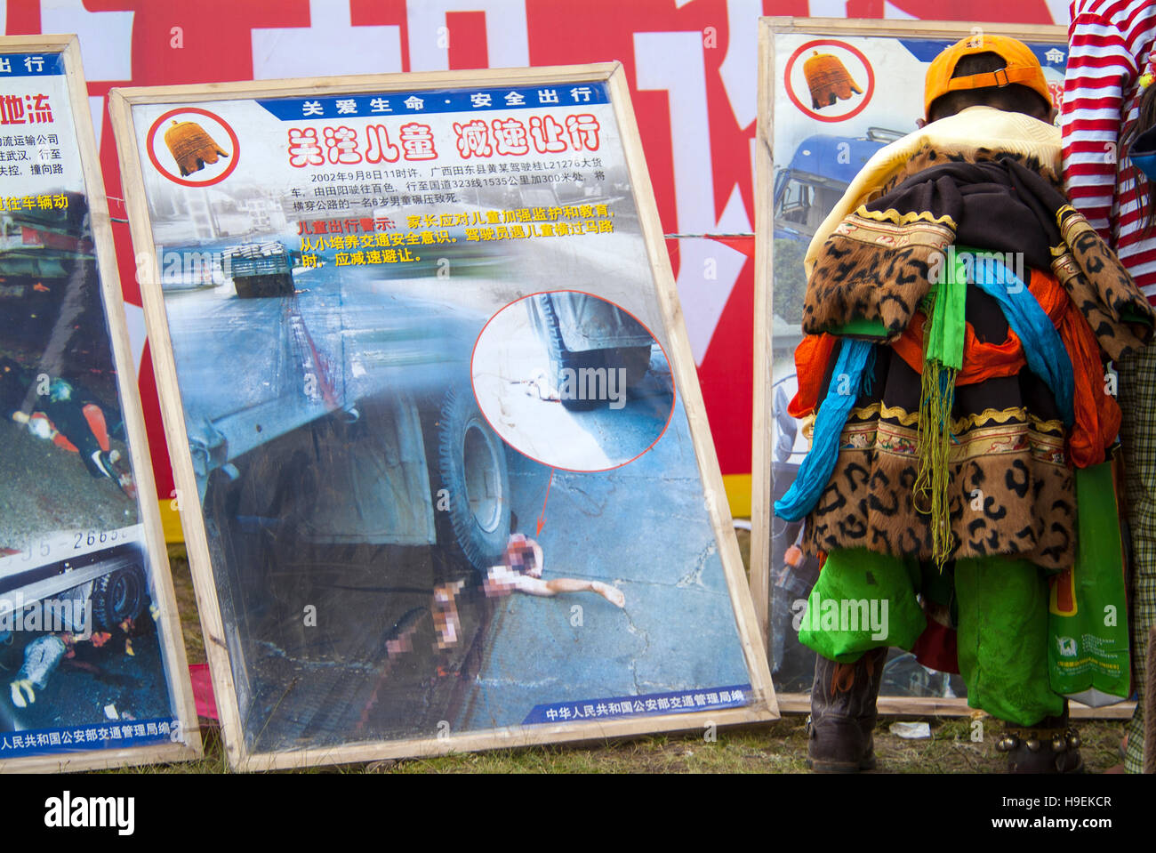 Grausamen Straße Sicherheit Plakate in Yushu Horse Racing Festival in Qinghai. China hat eine der höchsten Straße Tod Rollen in Asien. Stockfoto