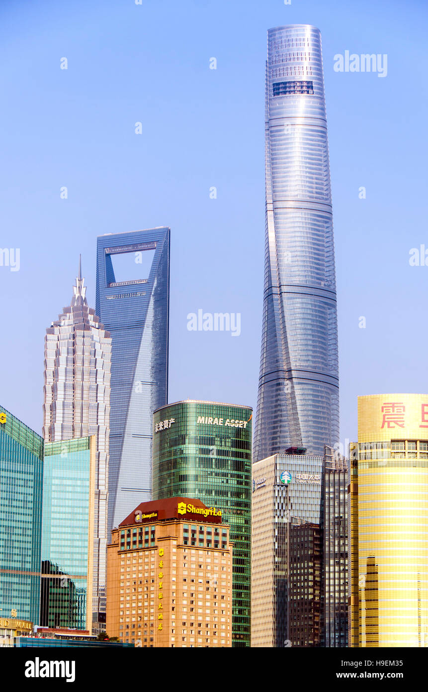 Shanghai neue Skyline der Stadt in der goldenen Sonne. Das höchste Gebäude ist Shanghai Tower befindet sich in Pudong Stockfoto