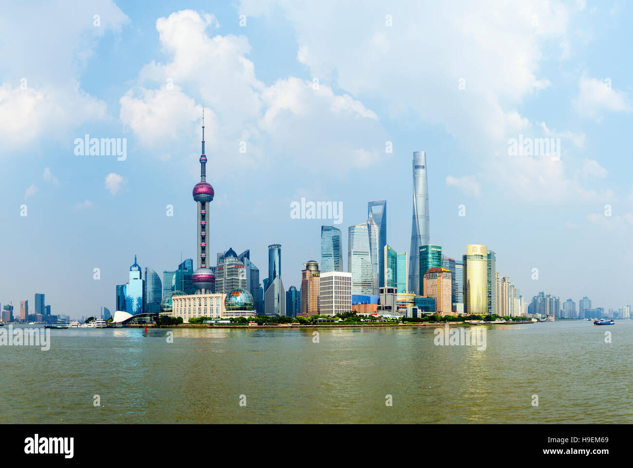 Shanghai neue Skyline der Stadt in der goldenen Sonne. Das höchste Gebäude ist Shanghai Tower befindet sich in Pudong Stockfoto