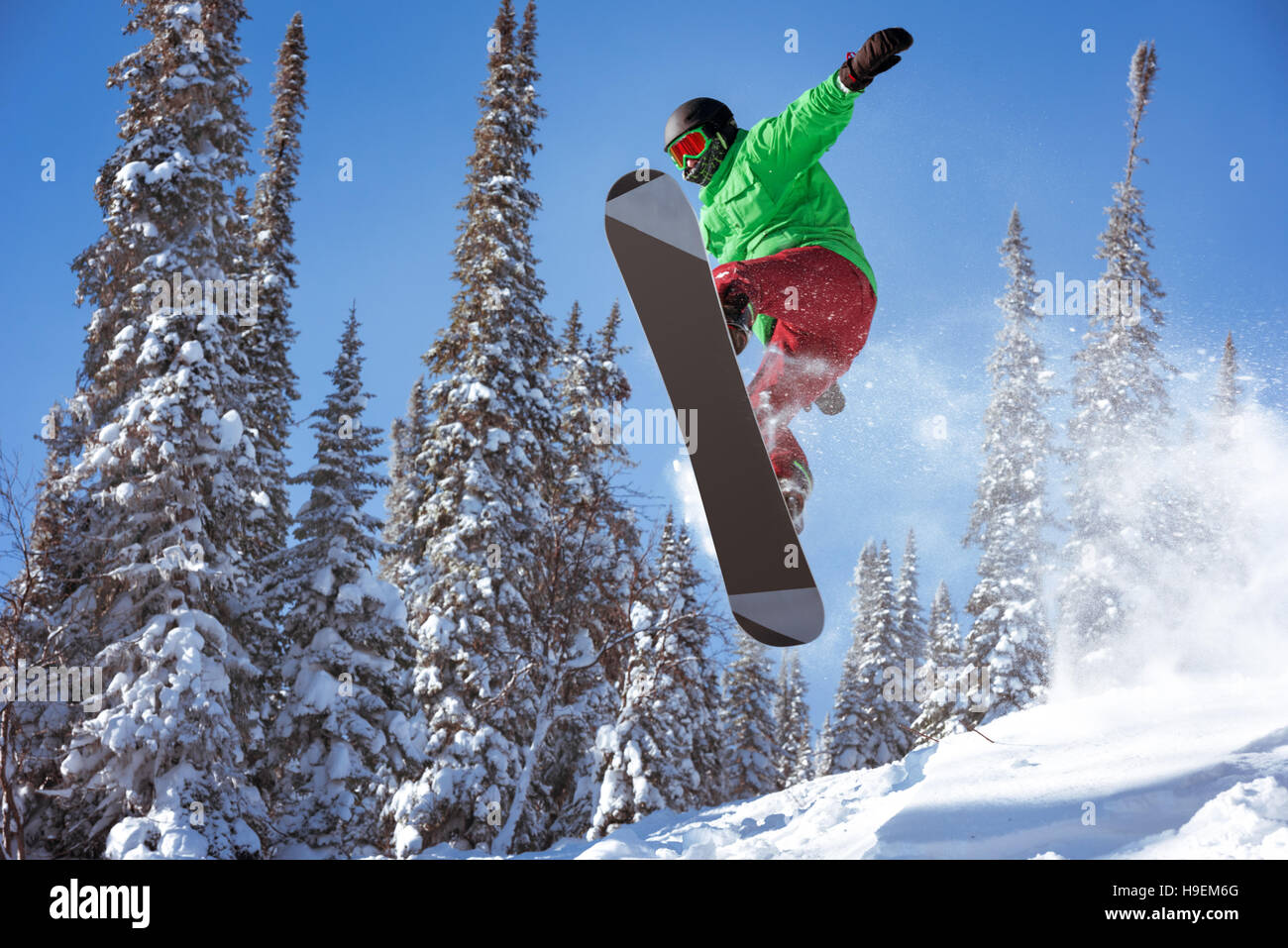 Snowboarder springt Freeride Pulver Wald Stockfoto