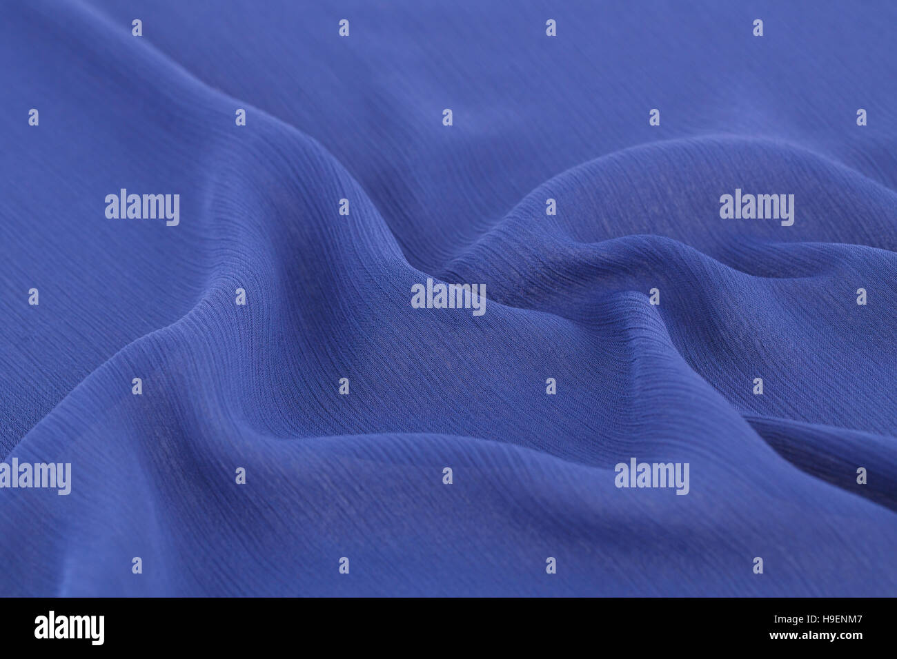 Violetter Stoff als Hintergrund. Stockfoto