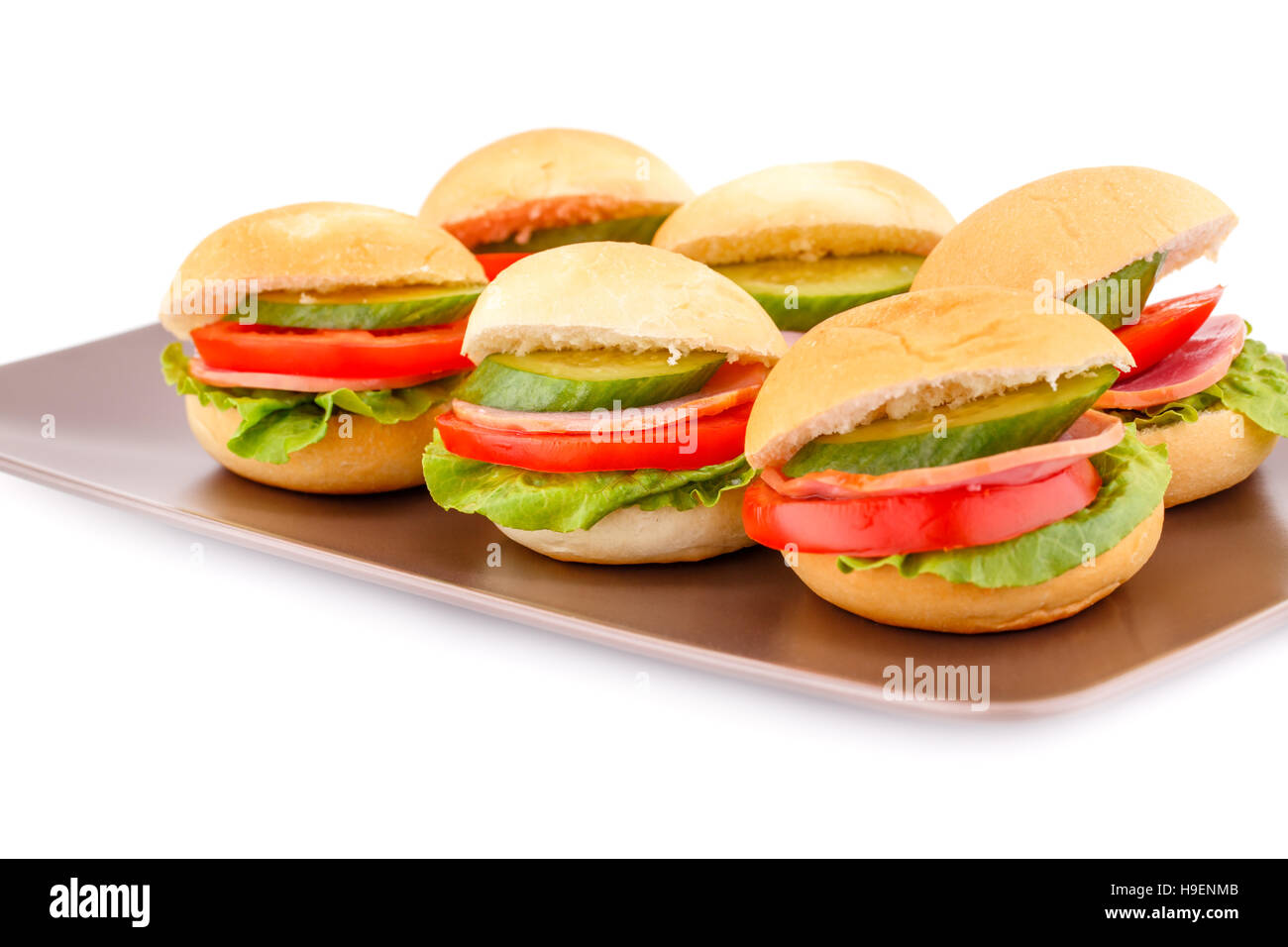 Sandwiches mit frischem Gemüse, Speck auf Platte. Stockfoto