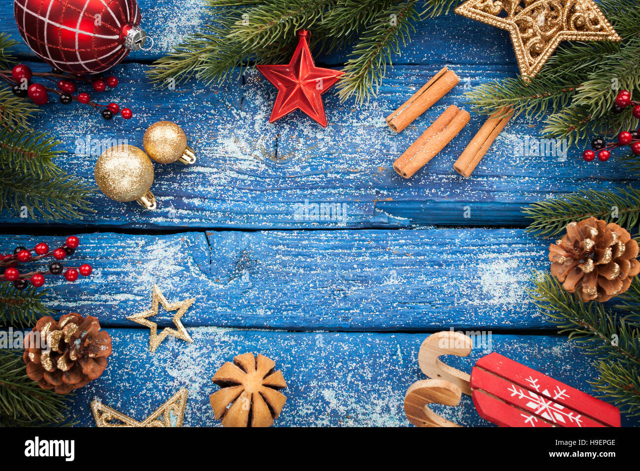 Weihnachten-Grenze mit Dekorationen auf hölzernen rustikalen Hintergrund Stockfoto