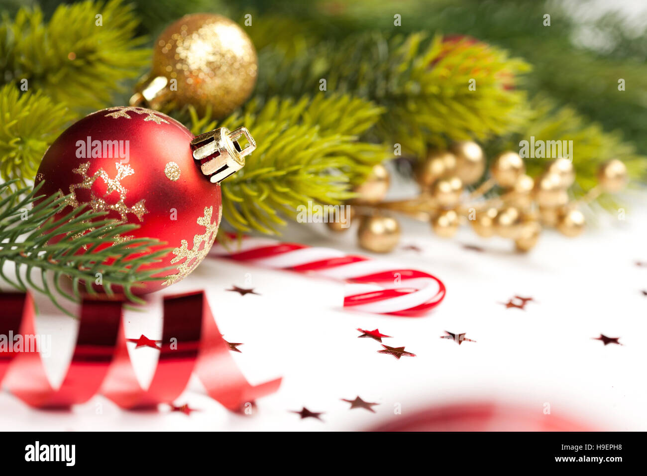 Weihnachtskugel und andere Dekoration auf Baum Stockfoto