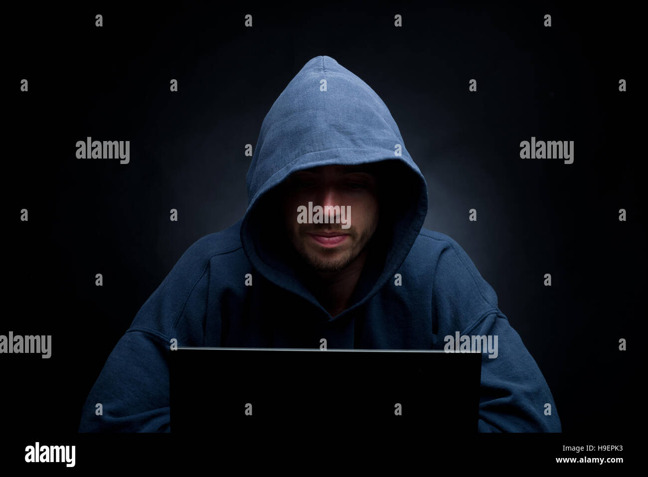 Cyber-Kriminalität. Online-kriminelle Aktivitäten. Internet-Betrug. Computerkriminalität. Stockfoto