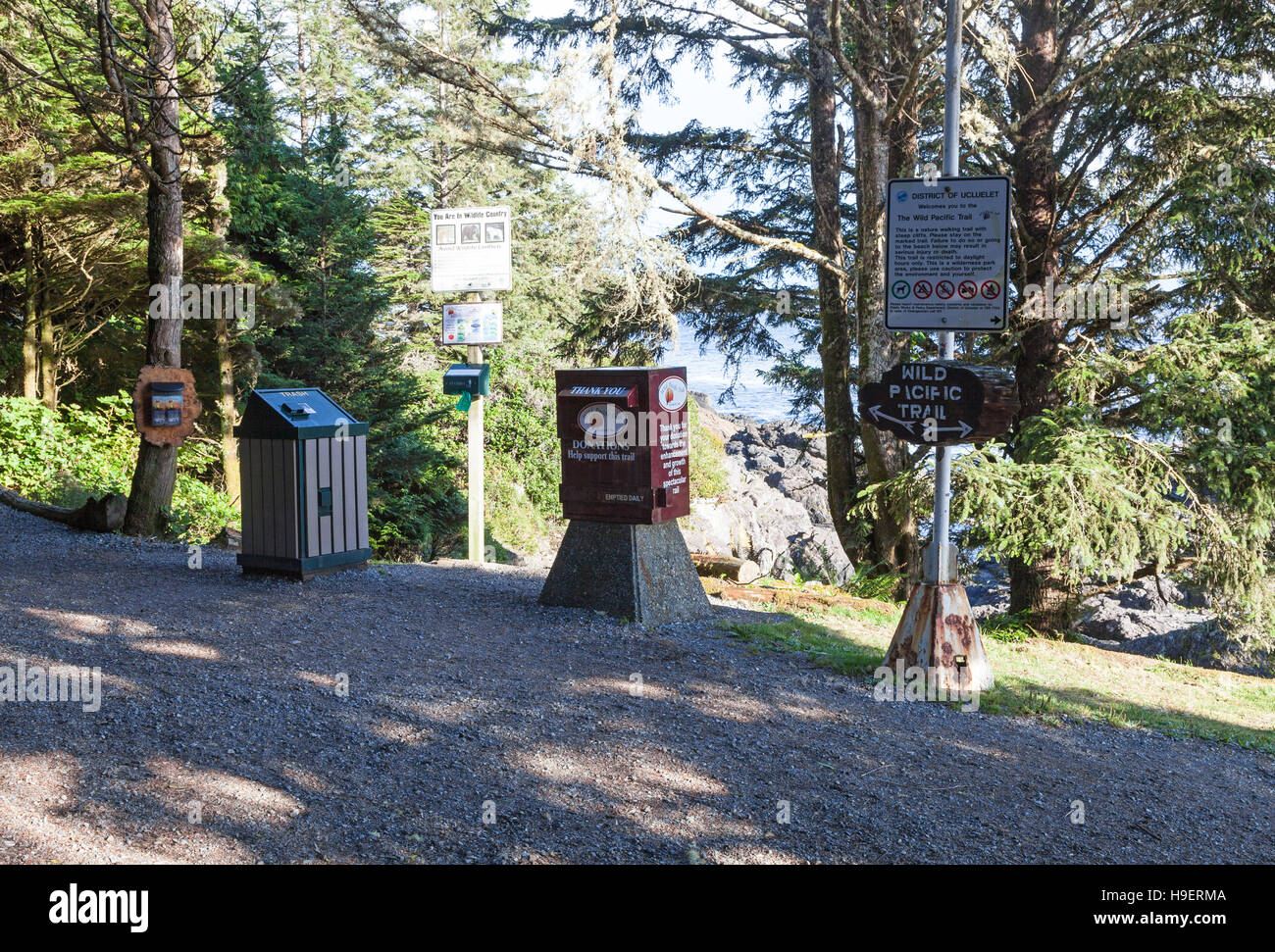 Eine Spendenbox auf der Wild Pacific Trail in Ucluelet in British Columbia BC Kanada Stockfoto