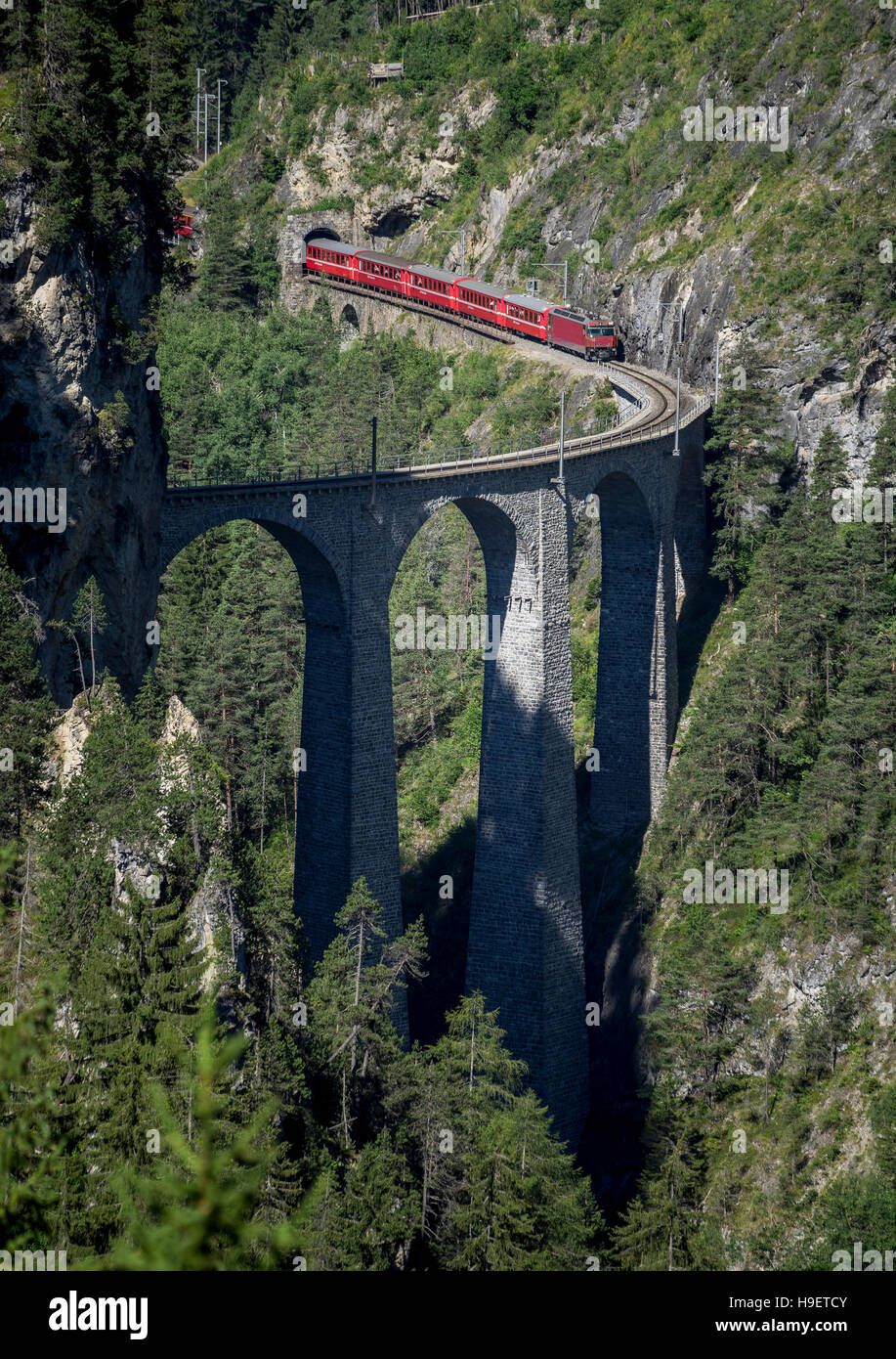 Trainieren Sie auf Berg Brücke, Filisur, Kanton Graubünden, Schweiz Stockfoto