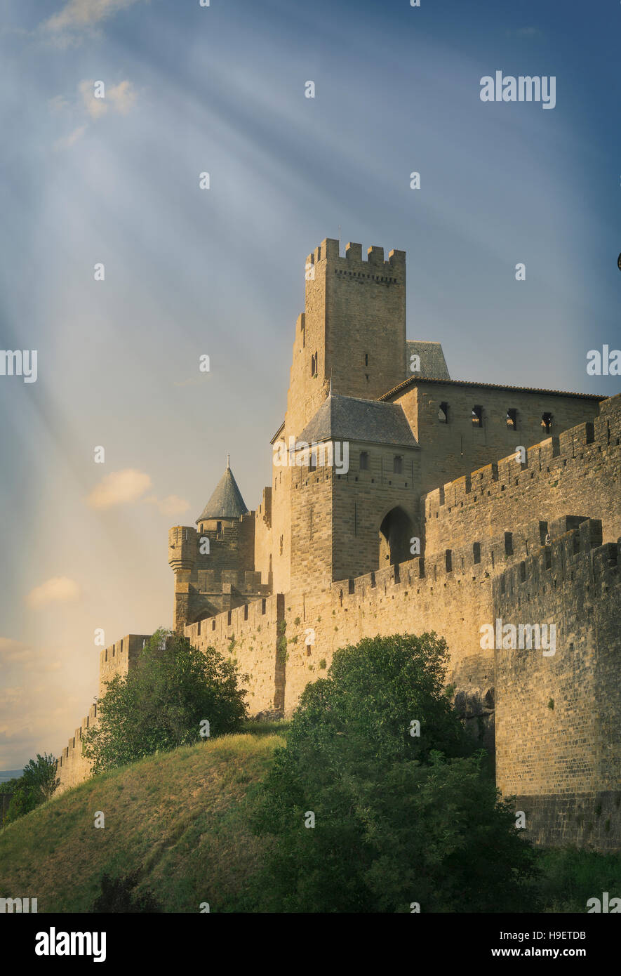 Sonnenstrahlen auf Schloss in Carcassonne, Languedoc-Roussillon, Frankreich Stockfoto
