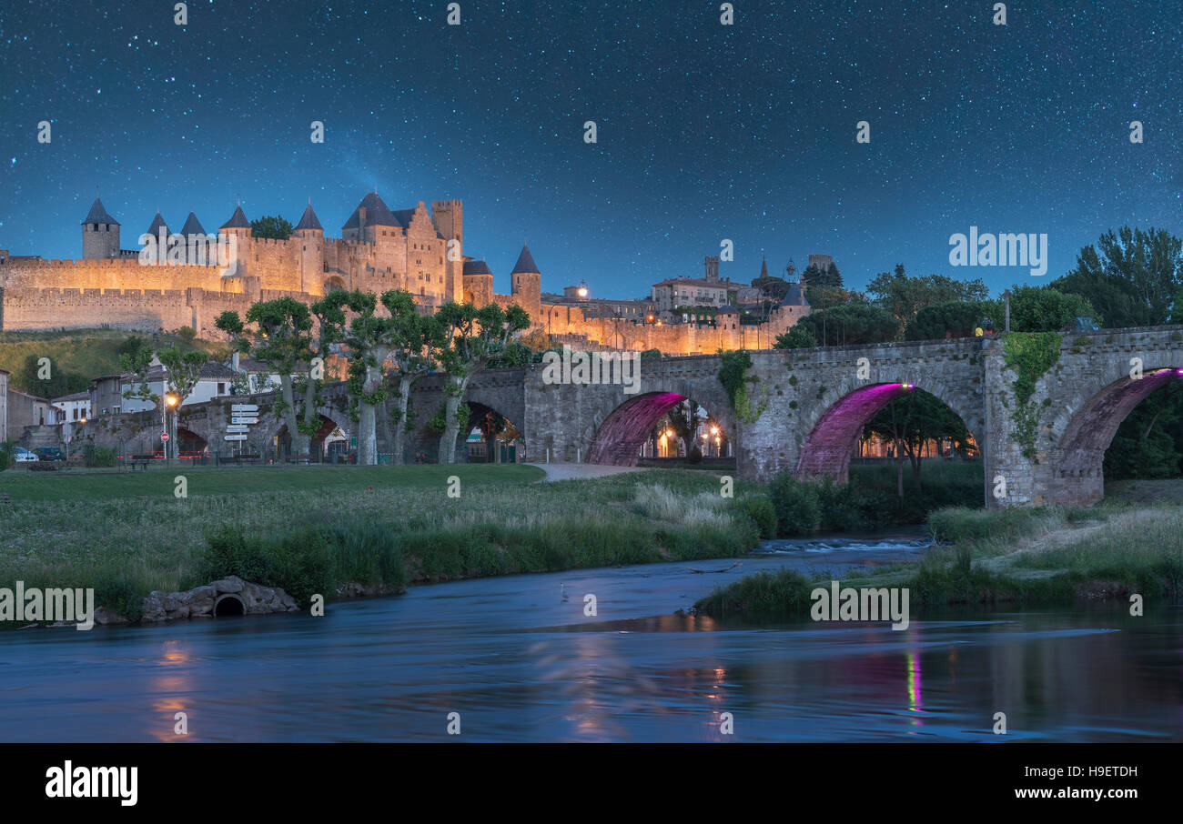 Sterne in der Nacht über befestigte Stadt Carcassonne, Languedoc-Roussillon, Frankreich Stockfoto