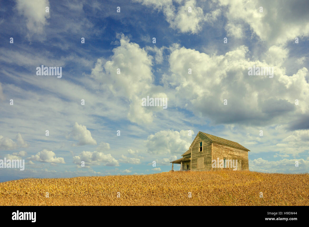 Wolken über remote hölzernen Bauernhaus Stockfoto