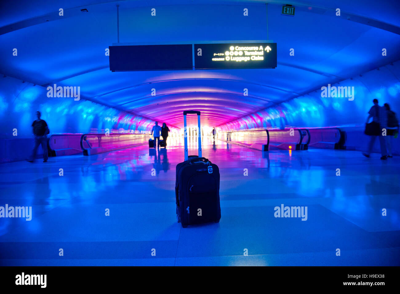 Verlassene Koffer in blau Flughafen-terminal Stockfoto