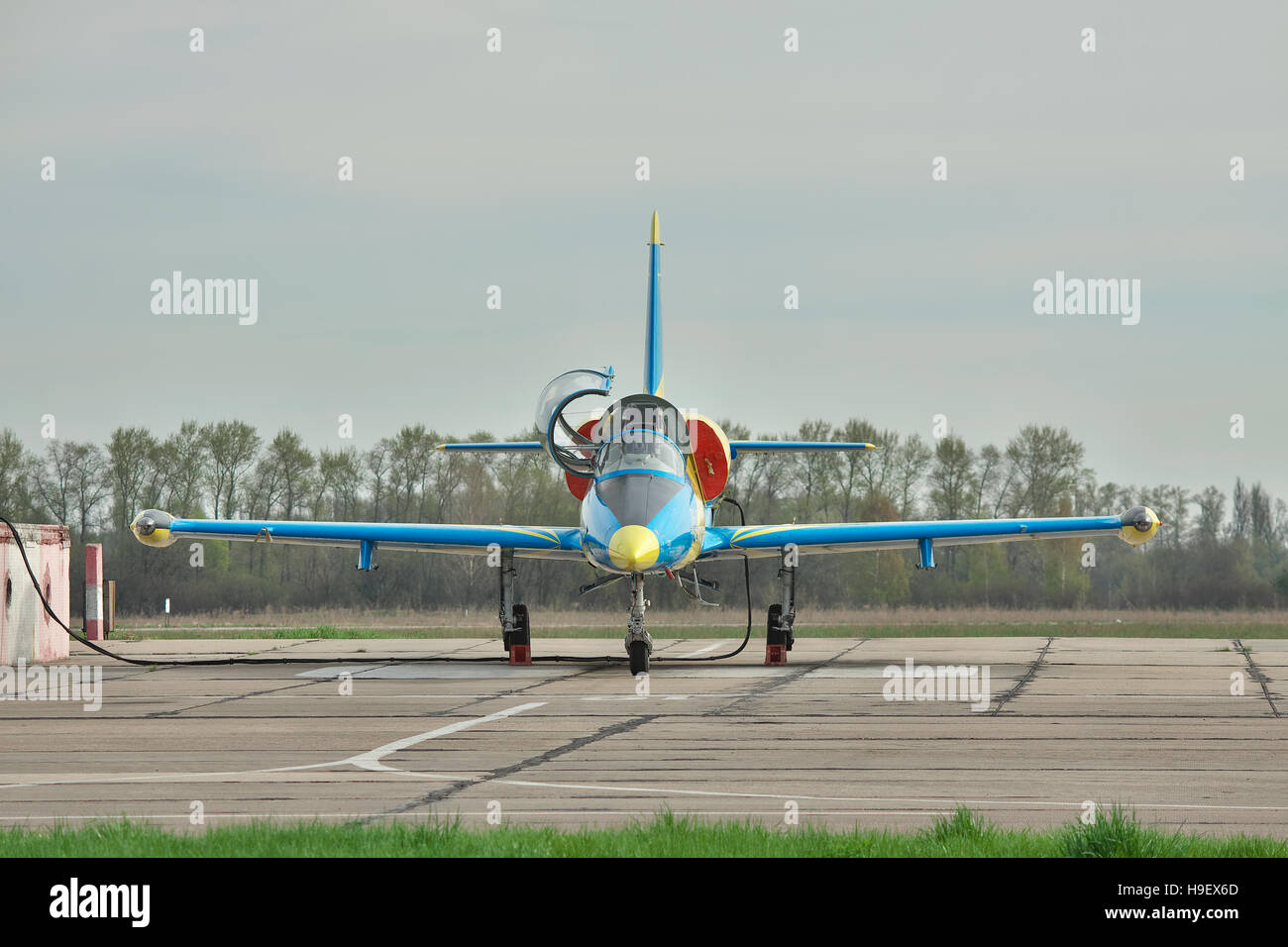 Vasilkov, Ukraine - 24. April 2012: Ukraine Luftwaffe Aero l-39 Albatros Trainer Flugzeug ist für Flug auf dem Flugplatz in Vorbereitung Stockfoto