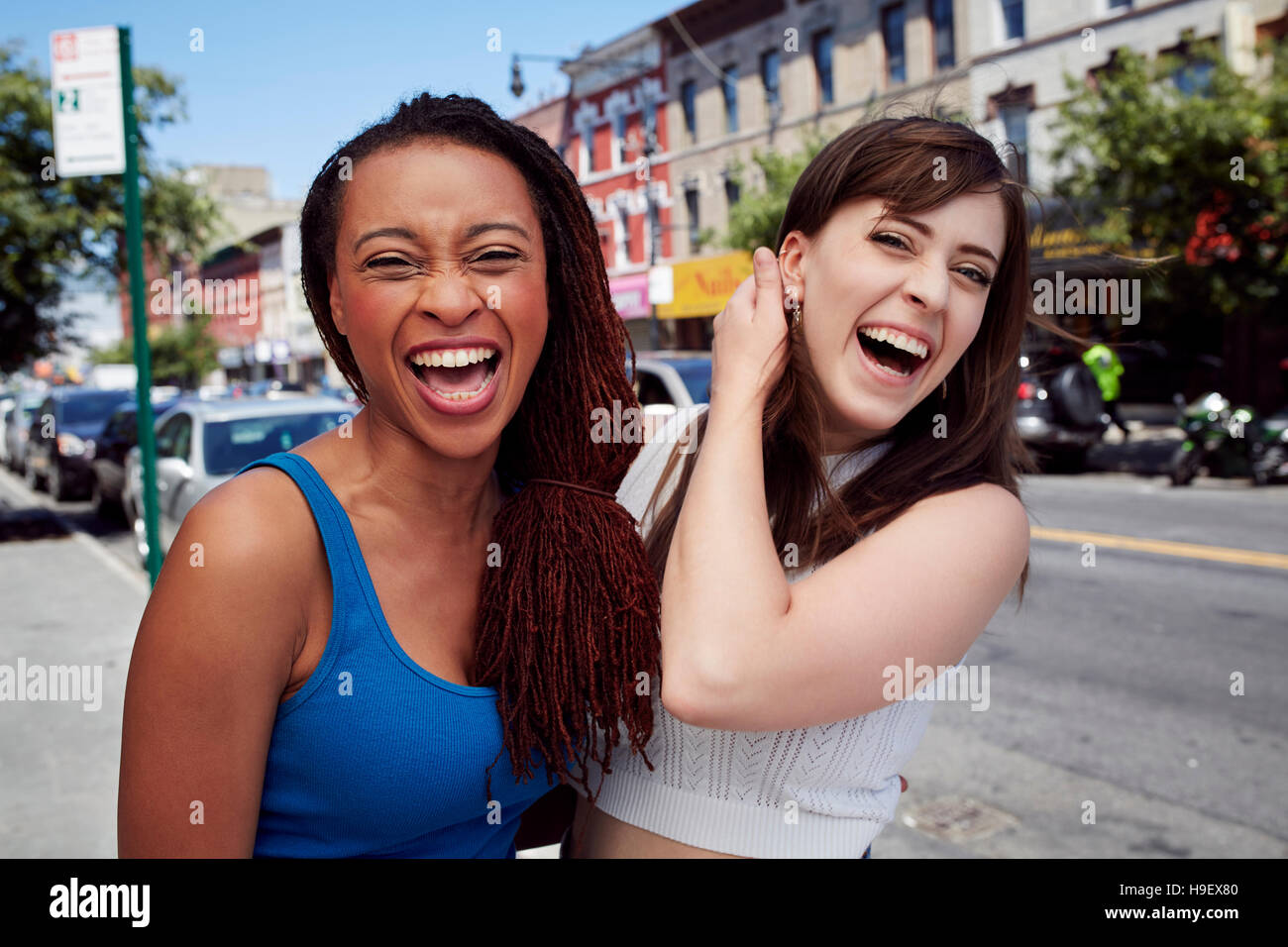 Freunde Lachen auf Stadt Bürgersteig Stockfoto