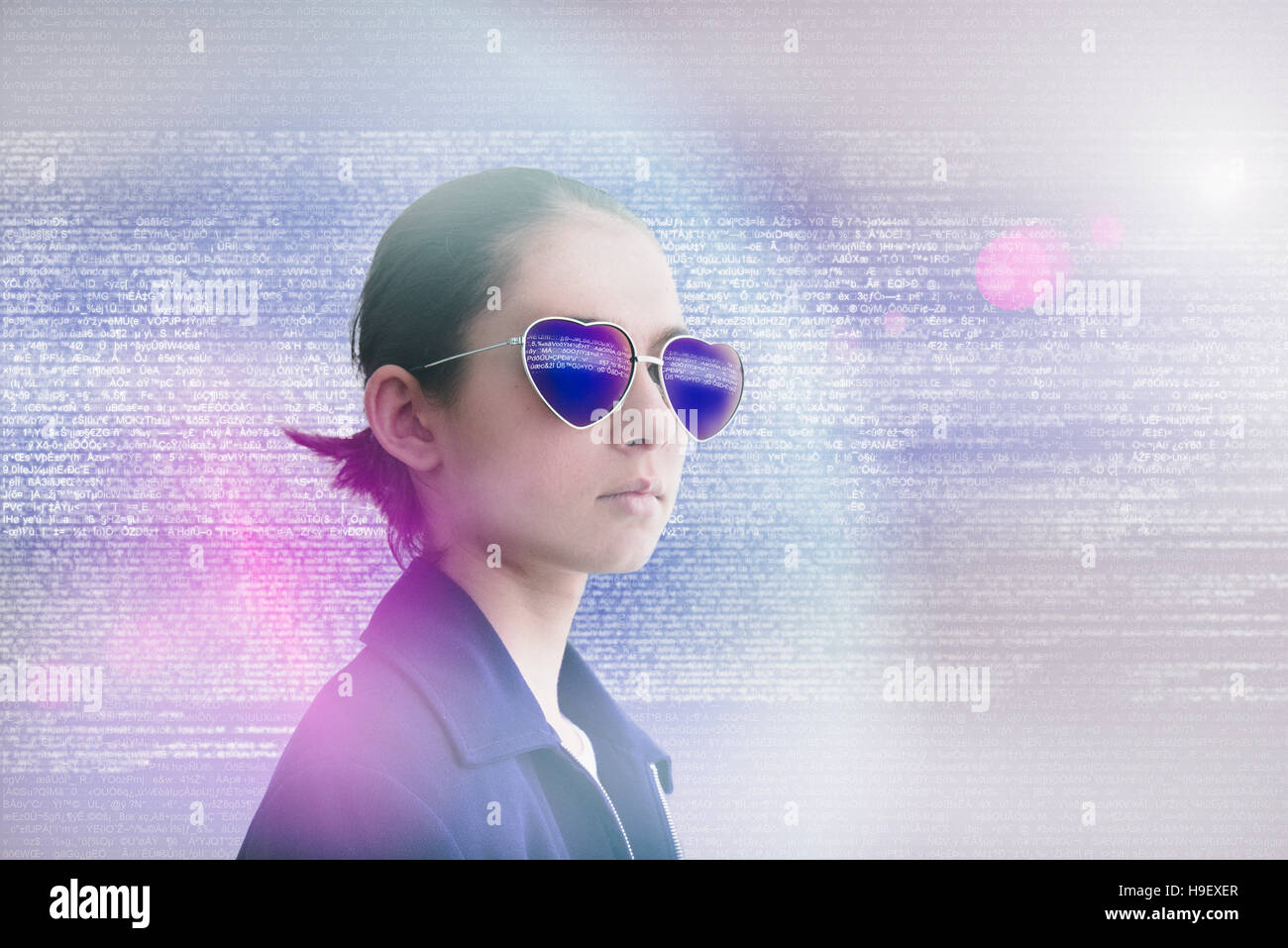 Gemischte Rennen Mädchen Herzform Sonnenbrille in der Datenwolke Stockfoto