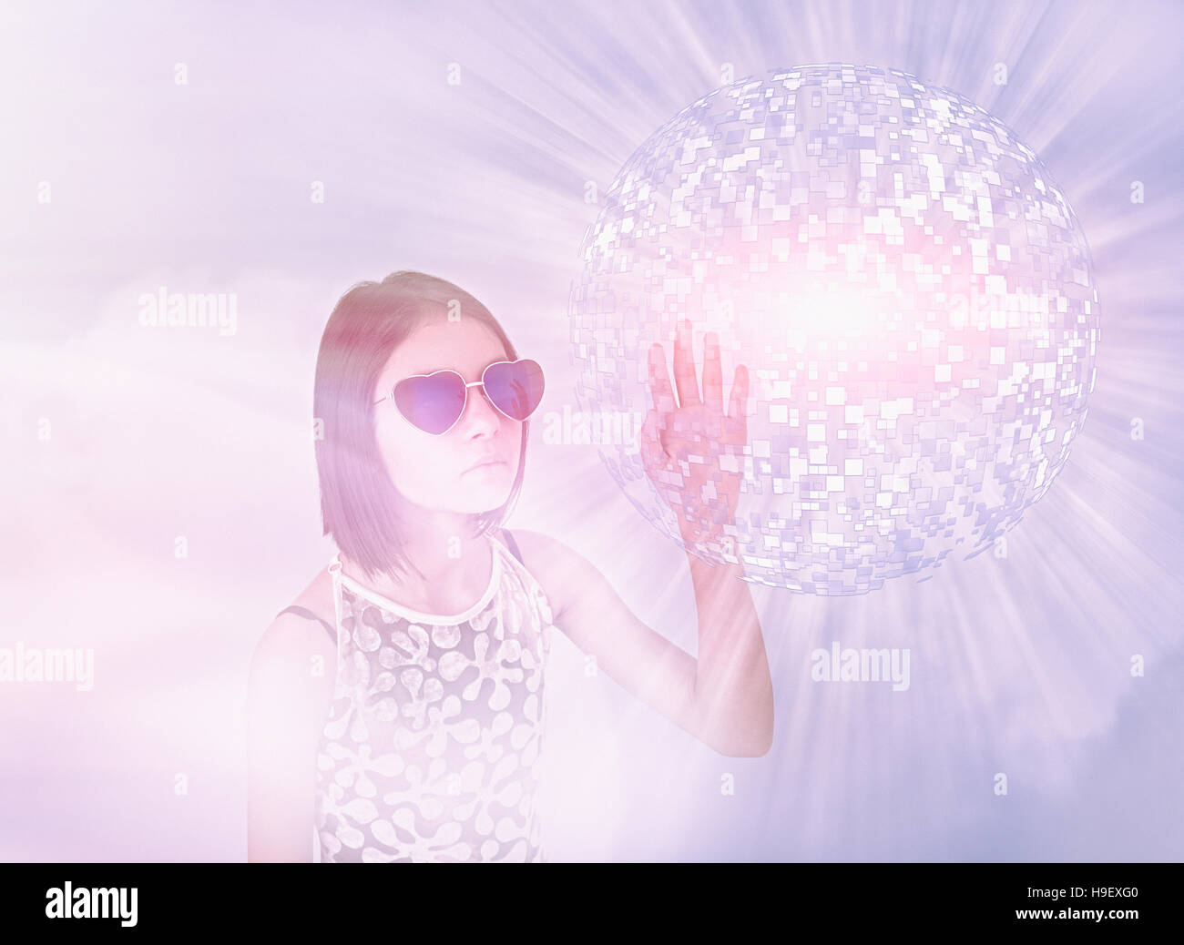 Gemischte Rennen Mädchen mit Sonnenbrille schwebenden Pixel Kugel berühren Stockfoto