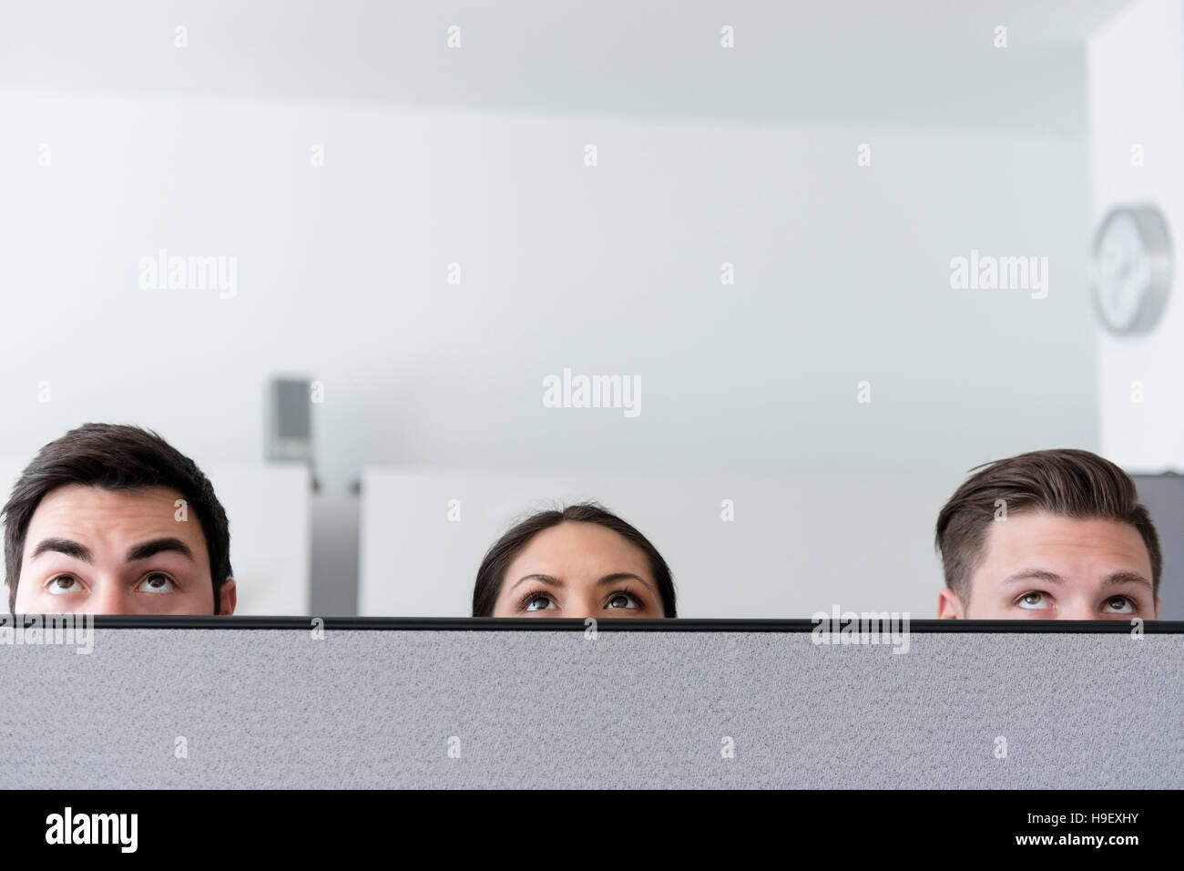 Augen der Geschäftsleute, die sich über Schrank-Wand im Büro Stockfoto