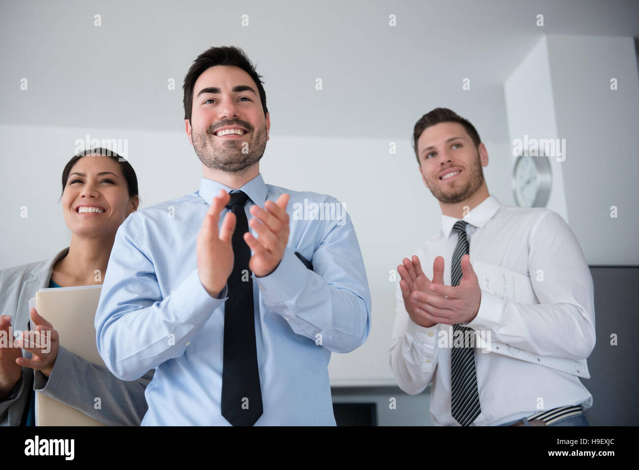 Business-Leute applaudieren im Büro treffen Stockfoto