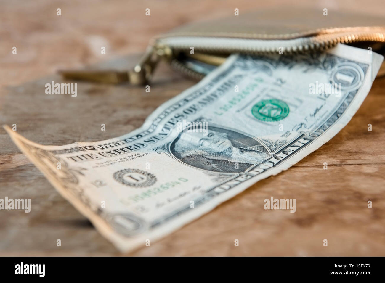 Nahaufnahme von Dollar auf Holztisch in der Nähe von Brieftasche Stockfoto