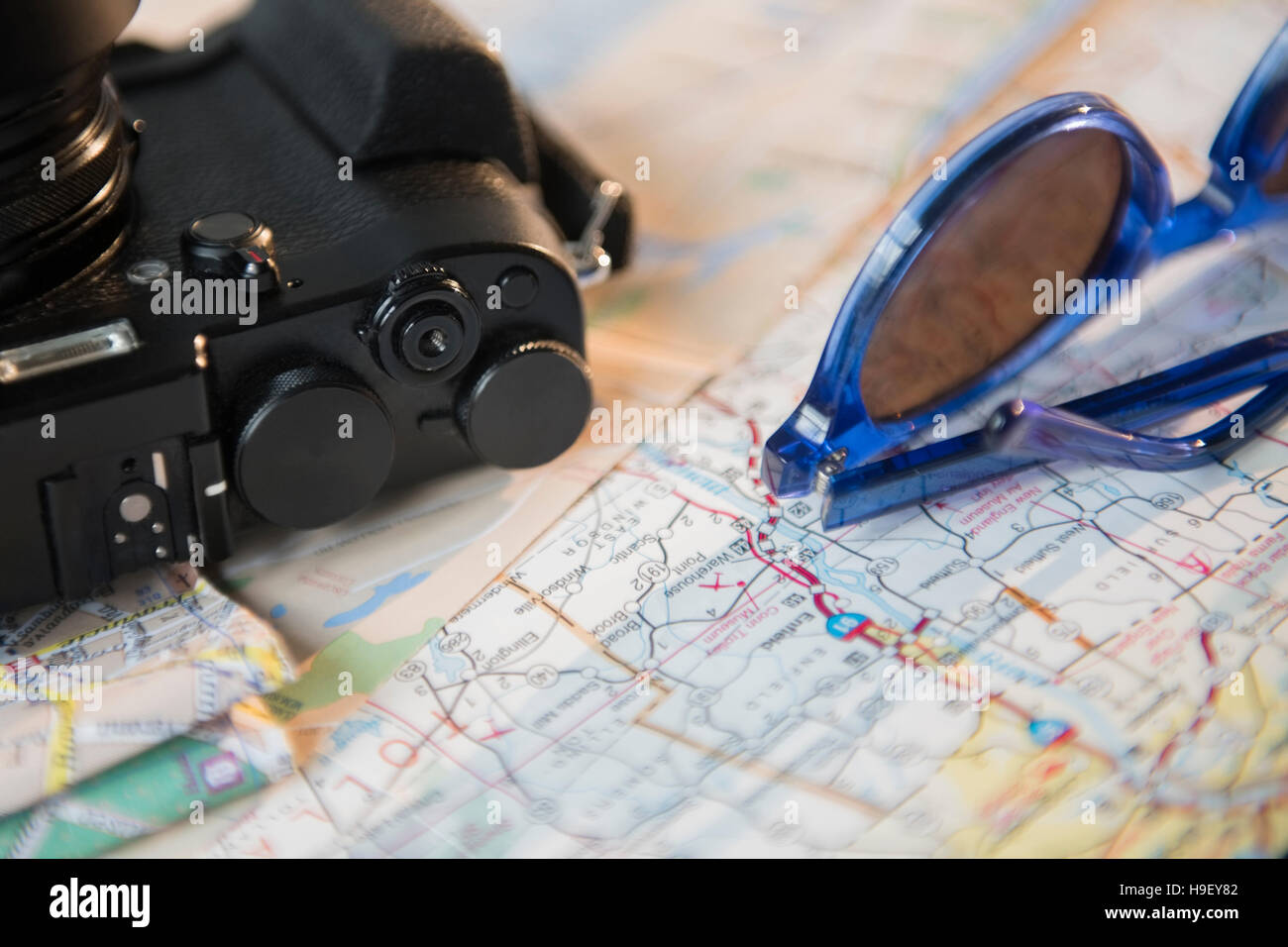 Kamera, Sonnenbrille und Karten Stockfoto